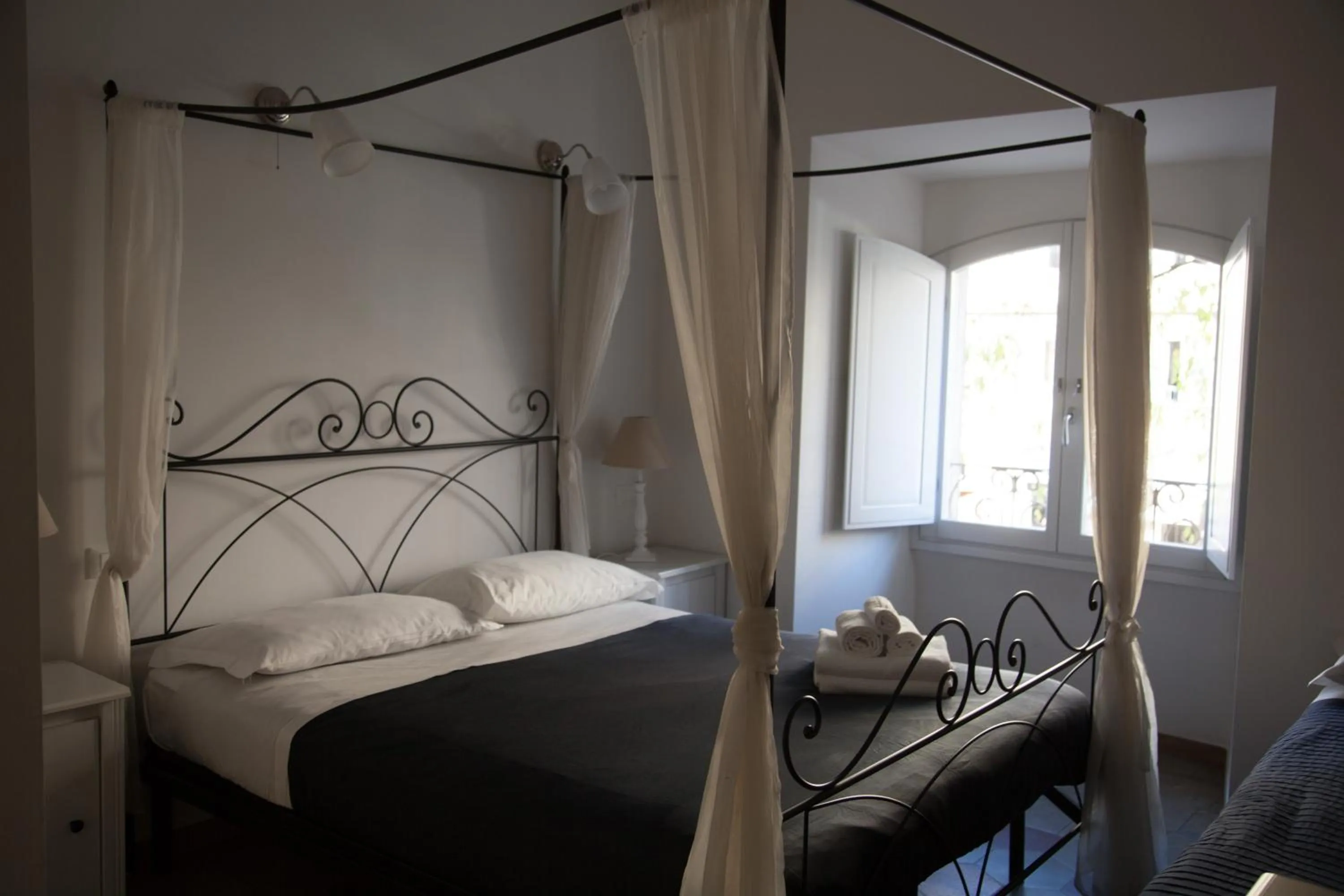 Photo of the whole room, Bed in Vatican Leone IV