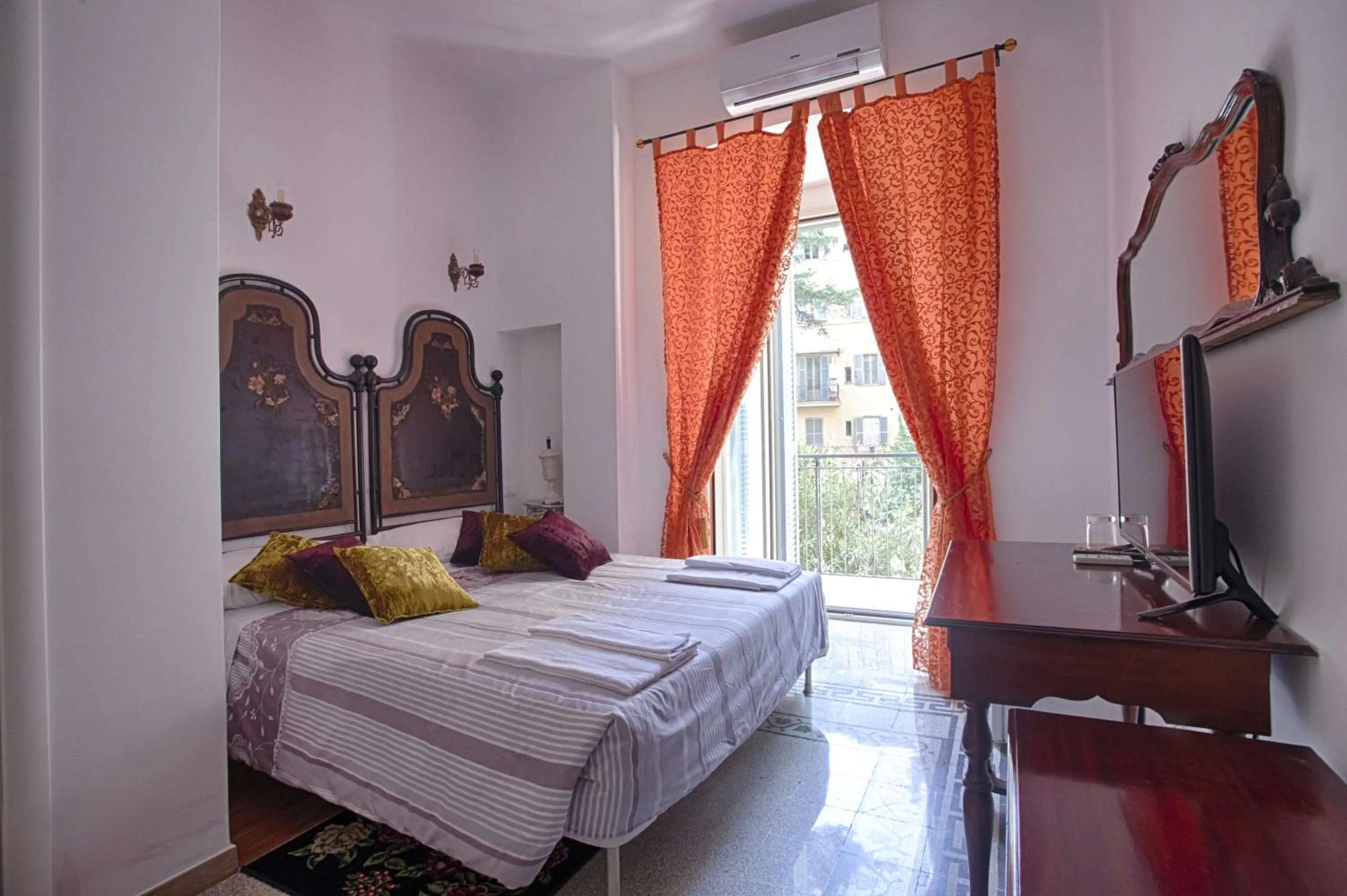 Photo of the whole room, Bed in Vatican Leone IV