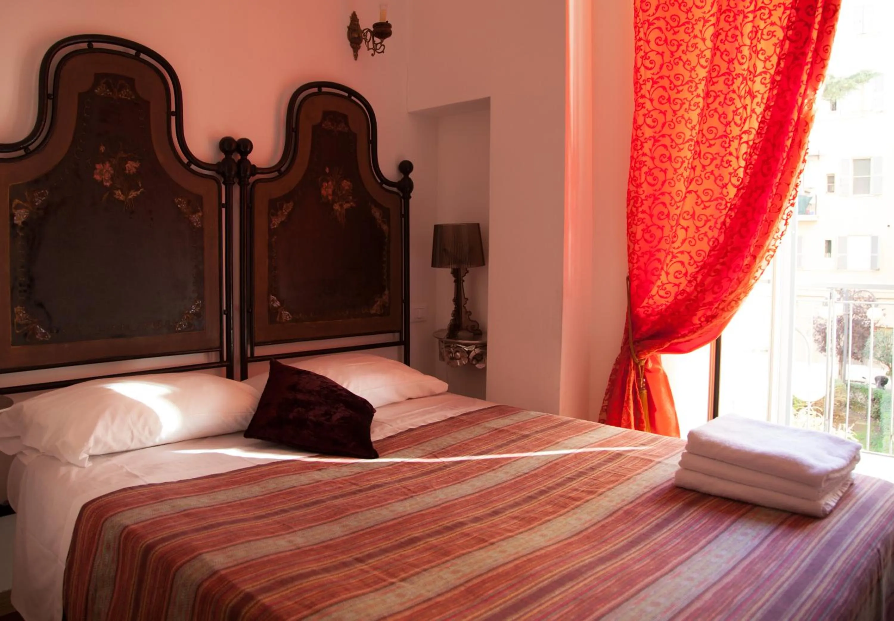 Photo of the whole room, Bed in Vatican Leone IV