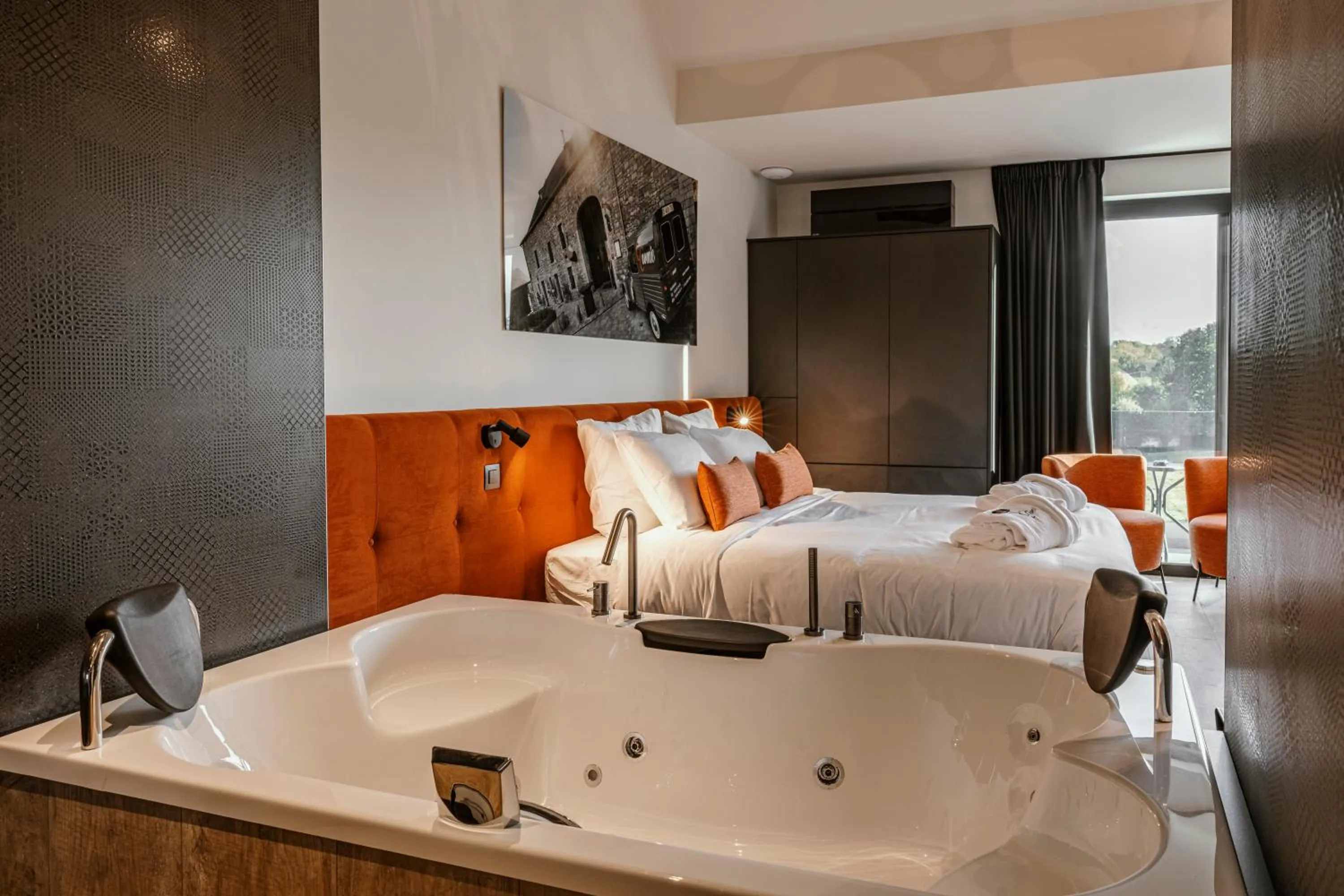 Hot Tub, Bed in CC Nomie Hôtel Restaurant