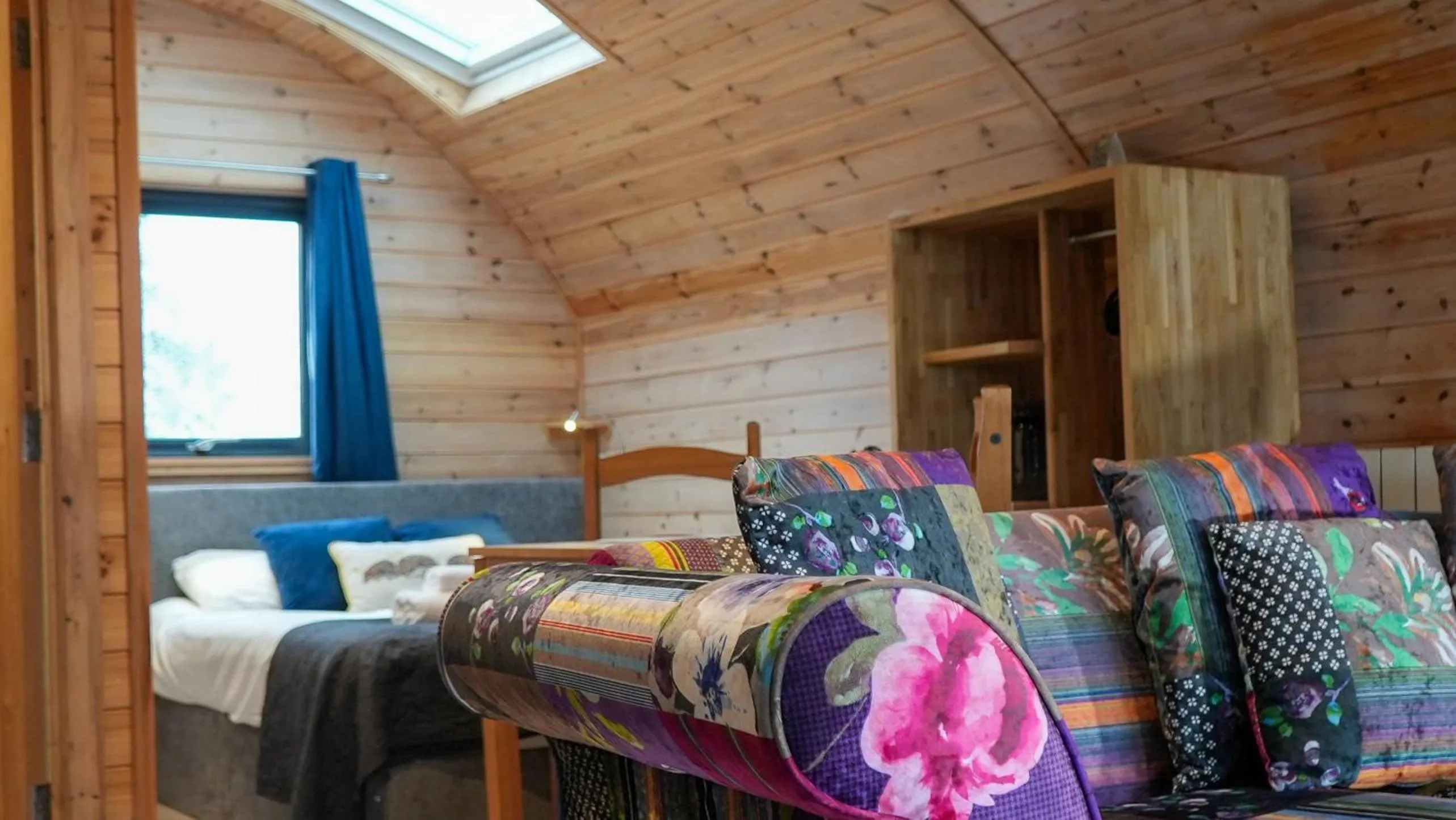Living room, Bed in The Firs Country Park