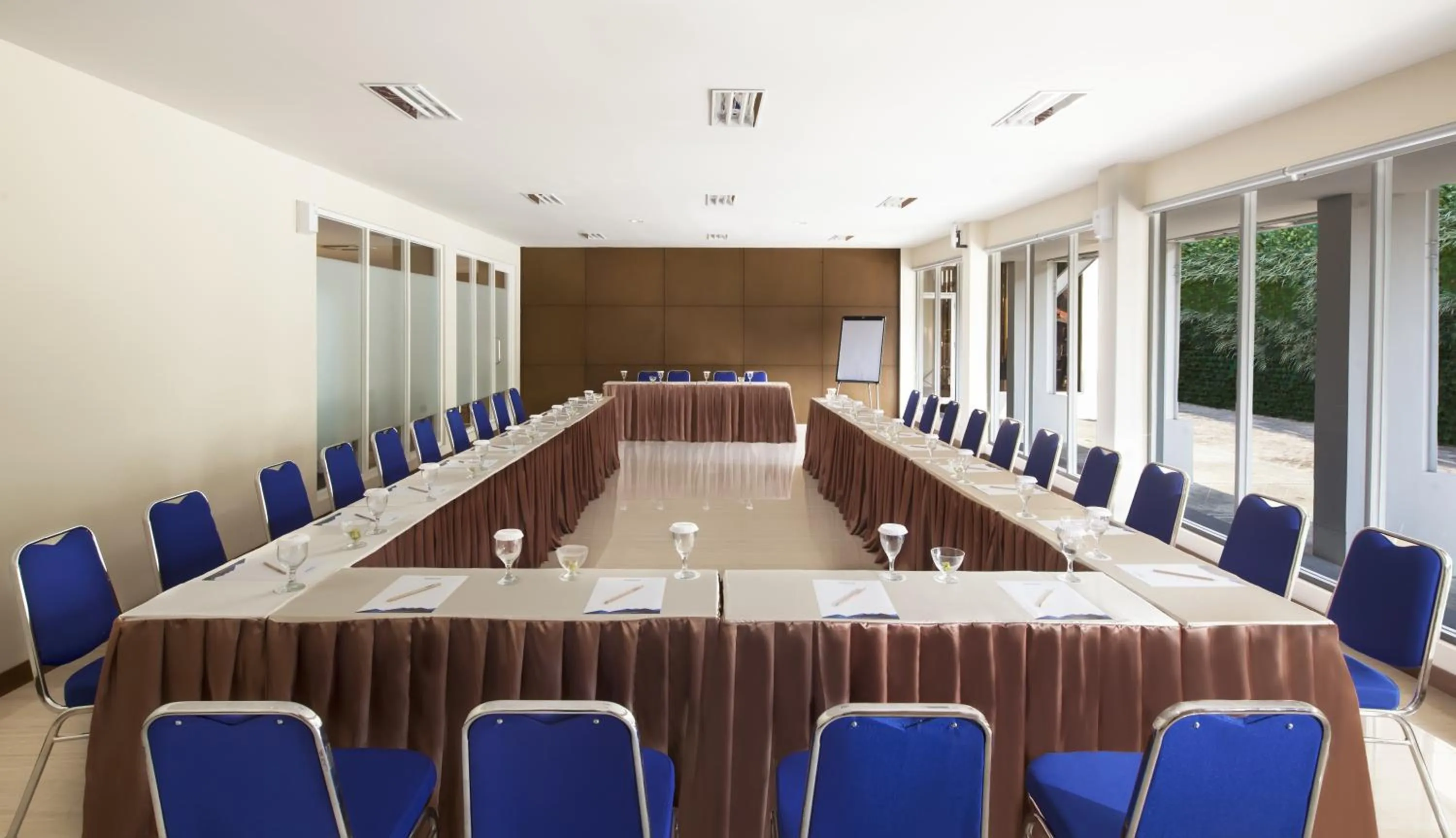 Meeting/conference room in Lunara Home Living by Daphna Management