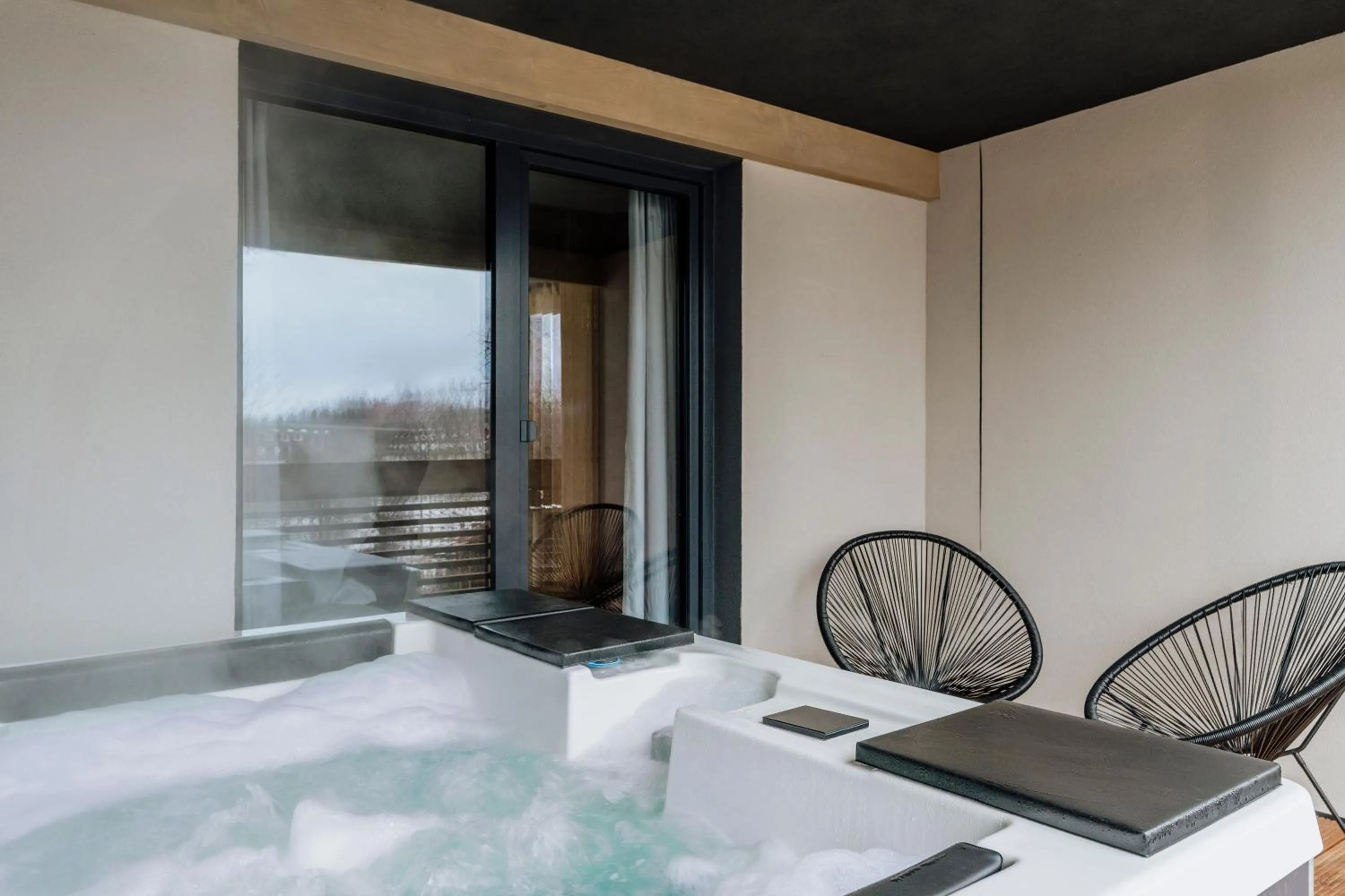 Hot Tub in White Hills - LoftAffair Spa Collection