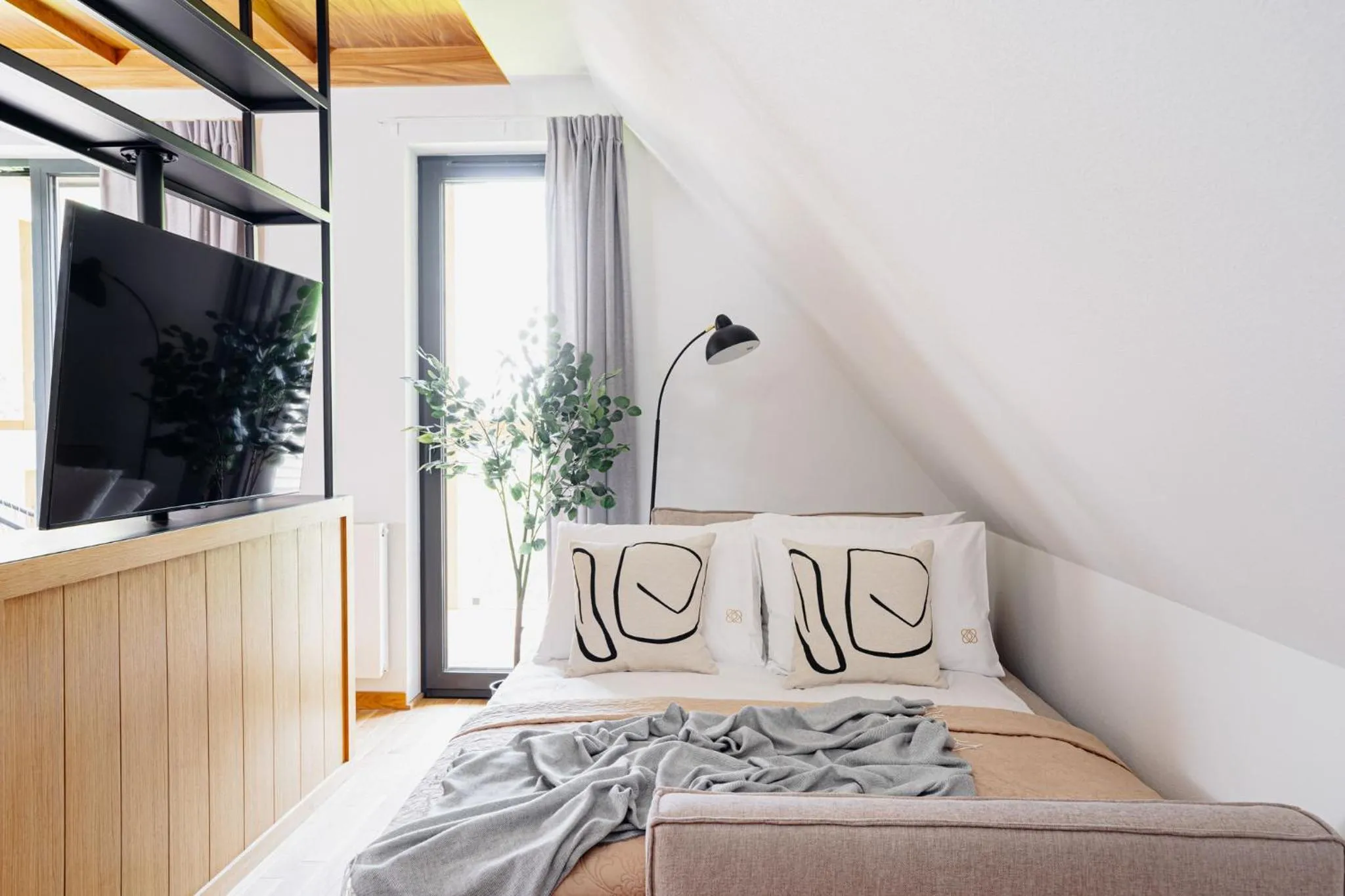 TV and multimedia, Bed in White Hills - LoftAffair Spa Collection