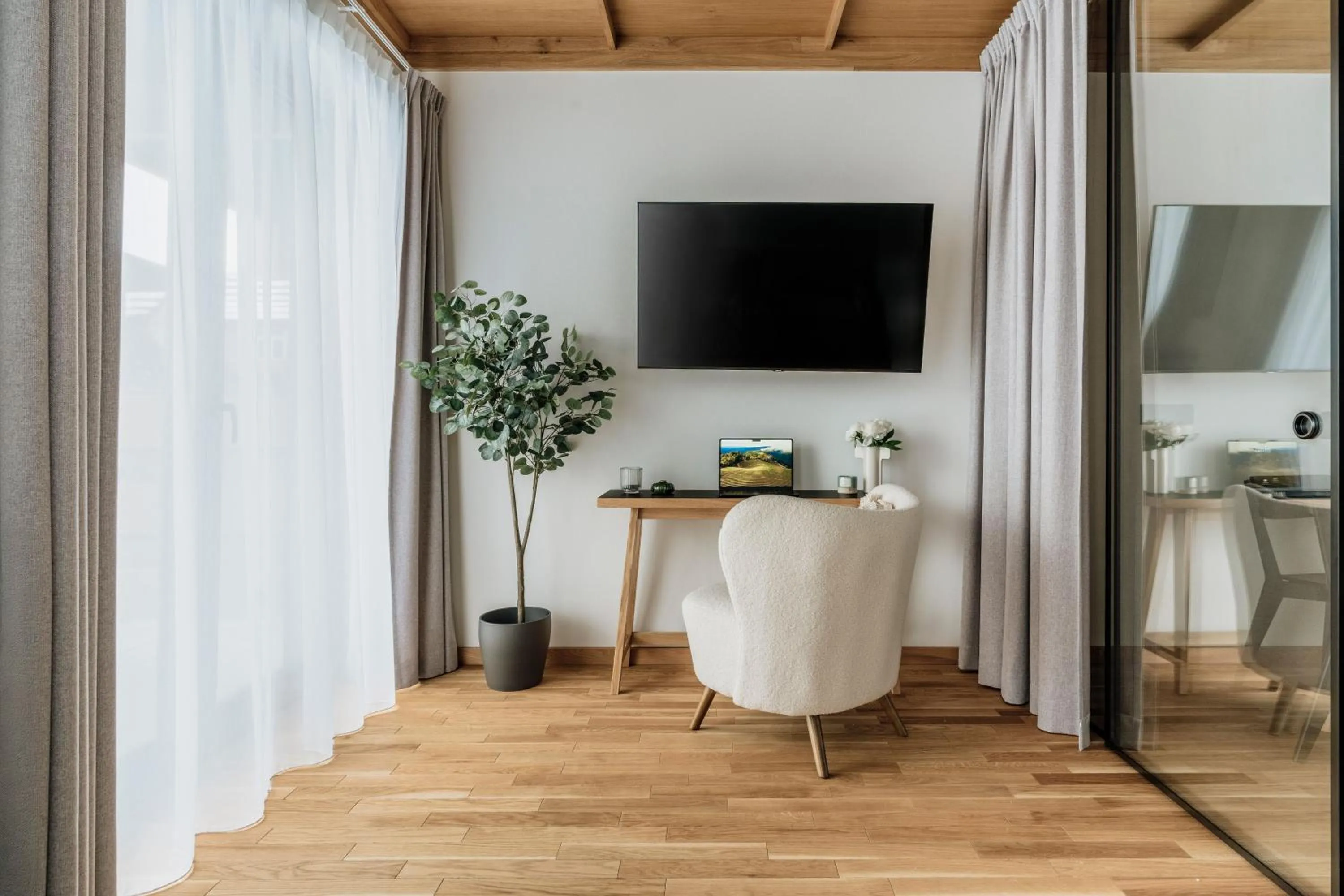 TV and multimedia in White Hills - LoftAffair Spa Collection