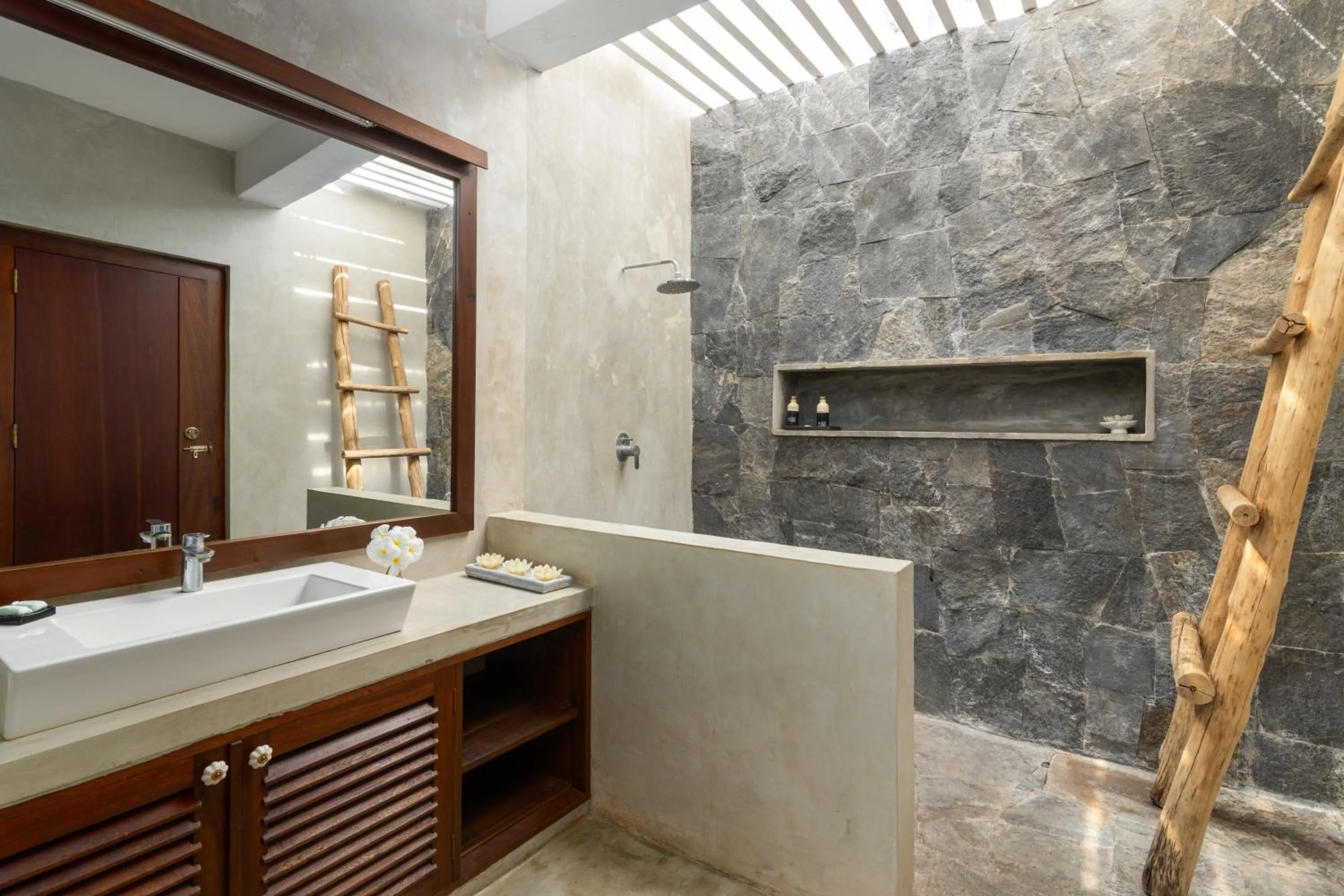 Shower in Koragaha Lodge - Yala