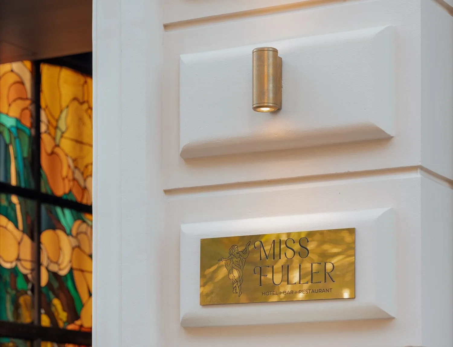 Facade/entrance in Miss Fuller