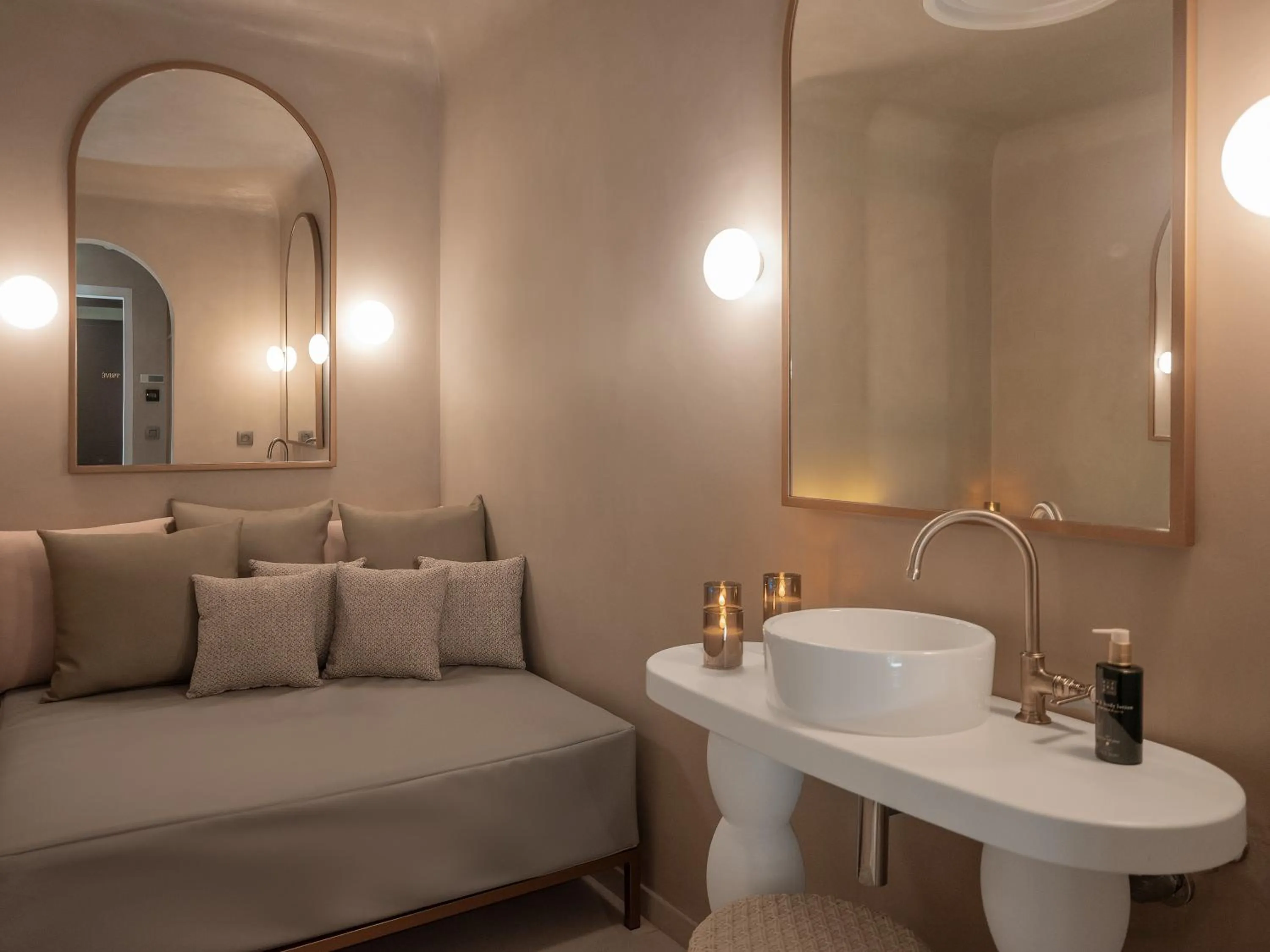 Hot Tub in Miss Fuller