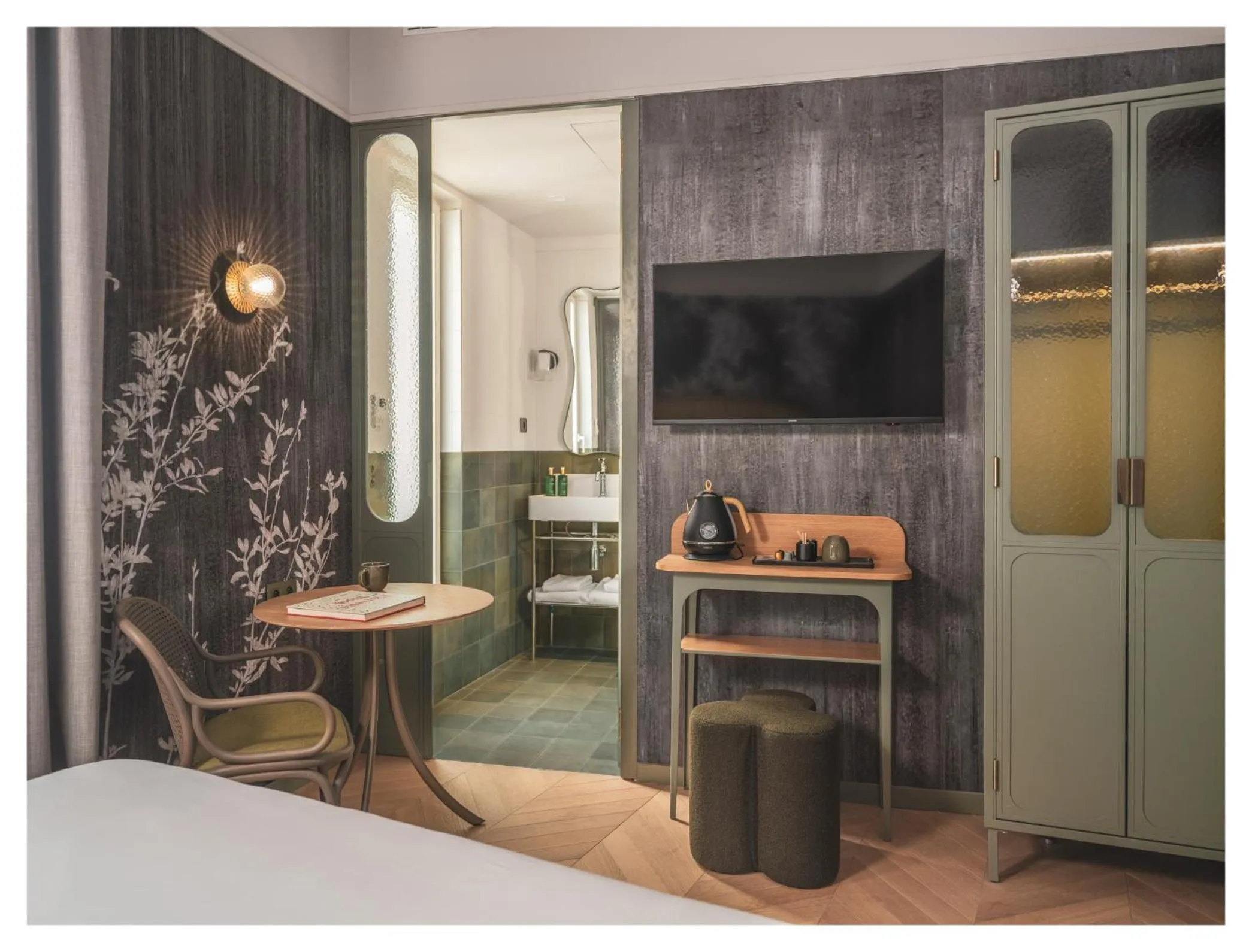 Photo of the whole room, Bed in Miss Fuller