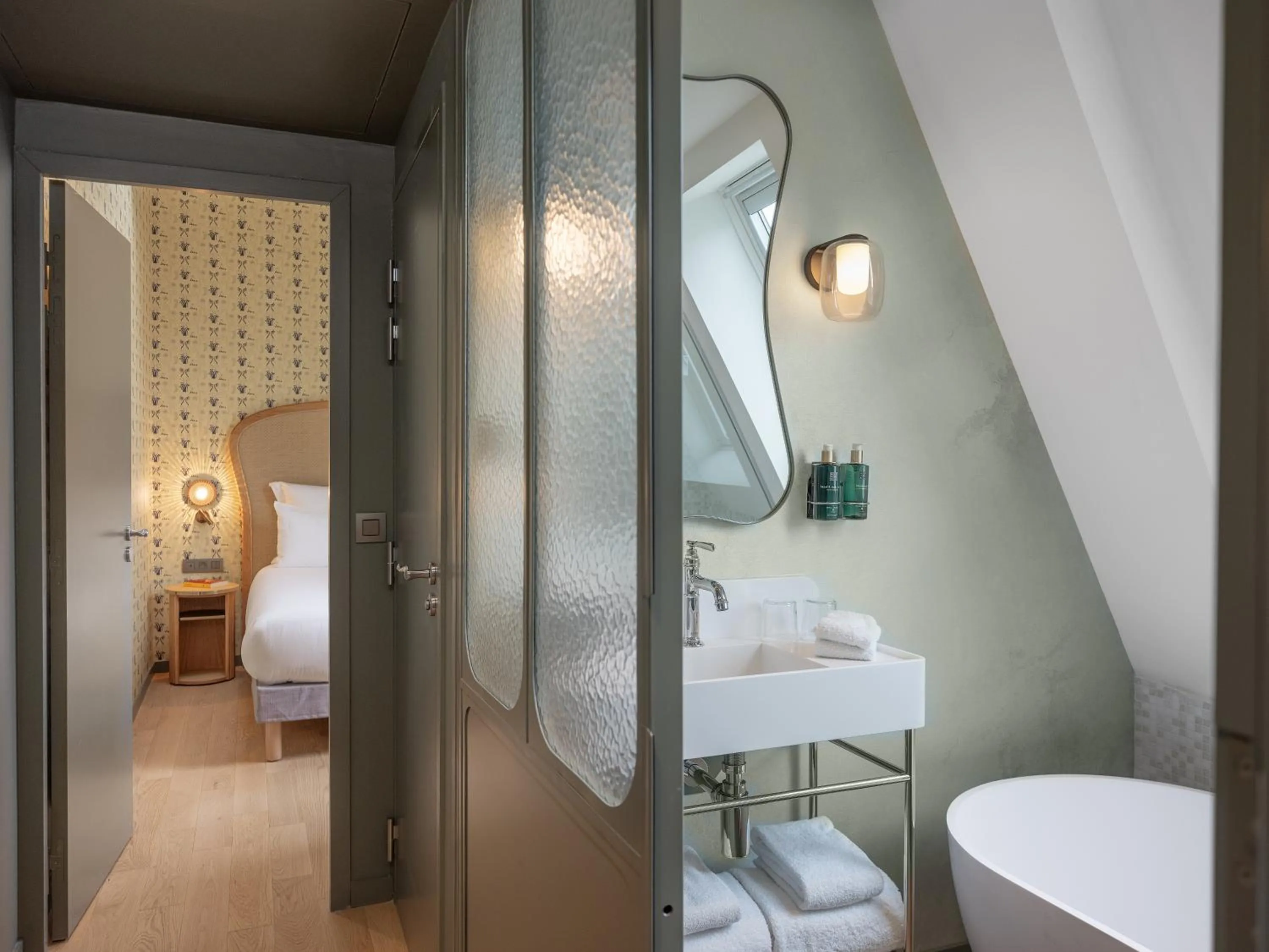 Bathroom, Bed in Miss Fuller