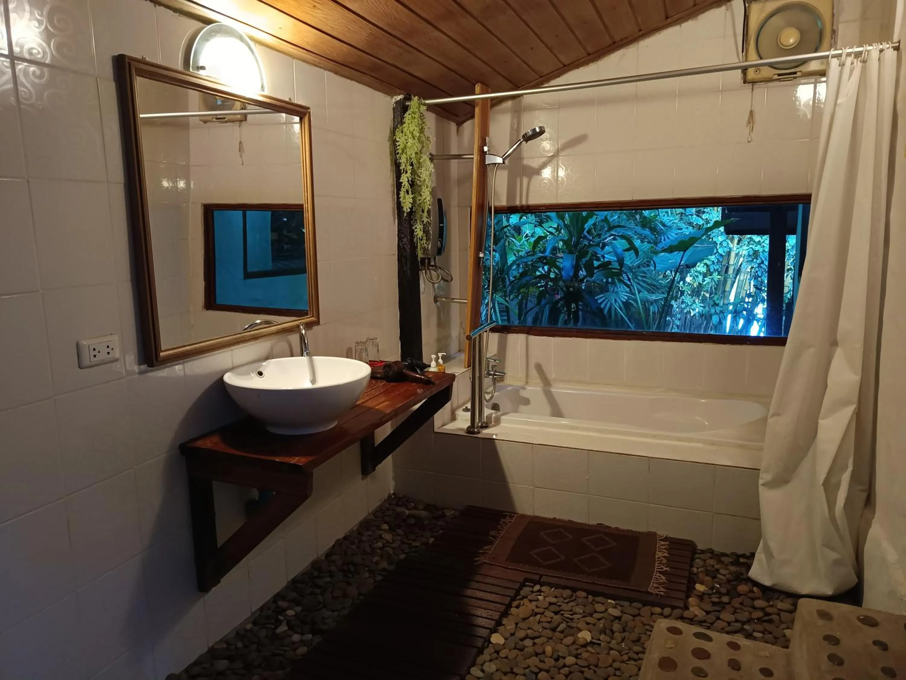 Shower in Tonnam Homestay