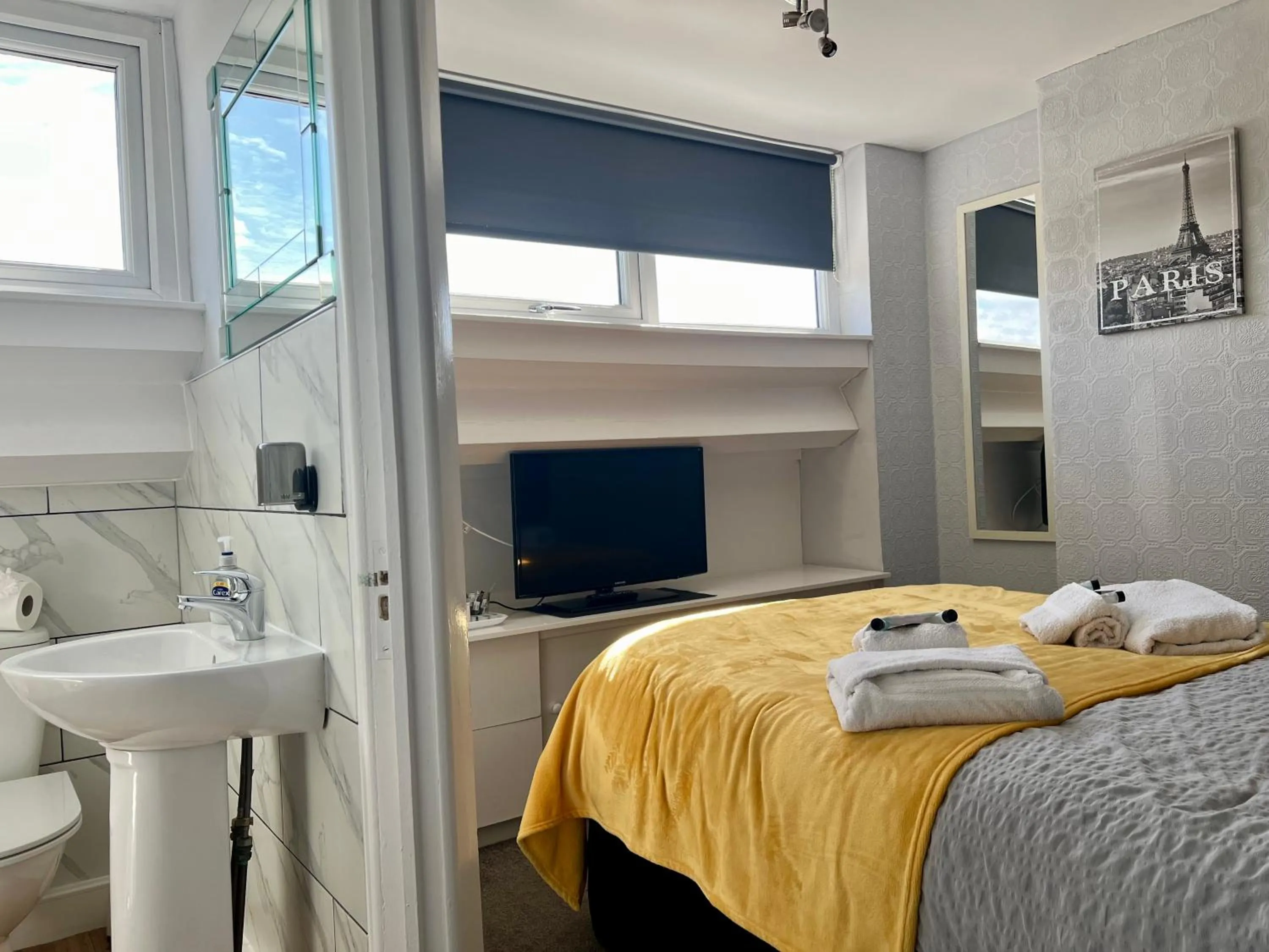 Bedroom, Bed in St Andrews house Hotel