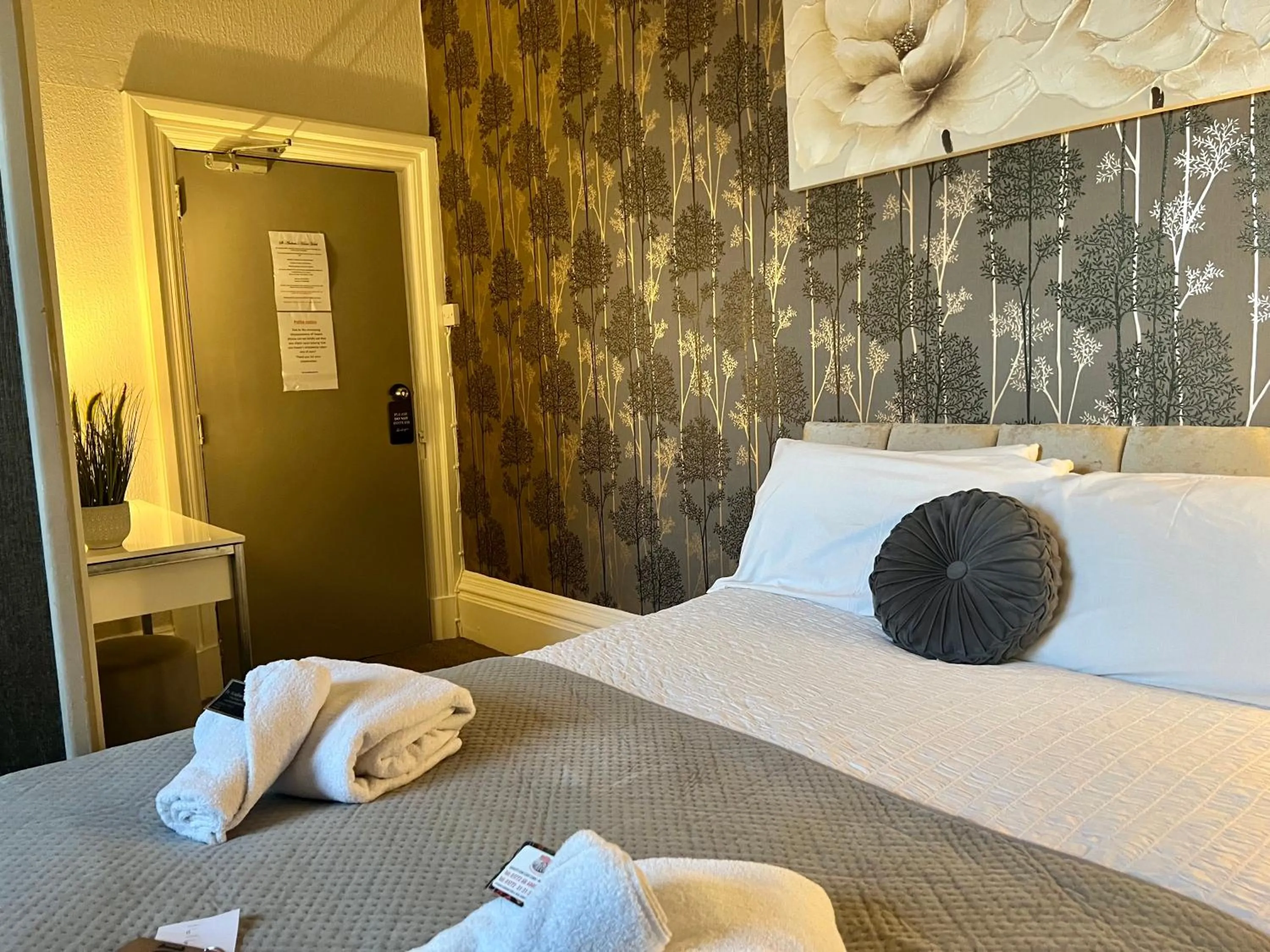 Bedroom, Bed in St Andrews house Hotel