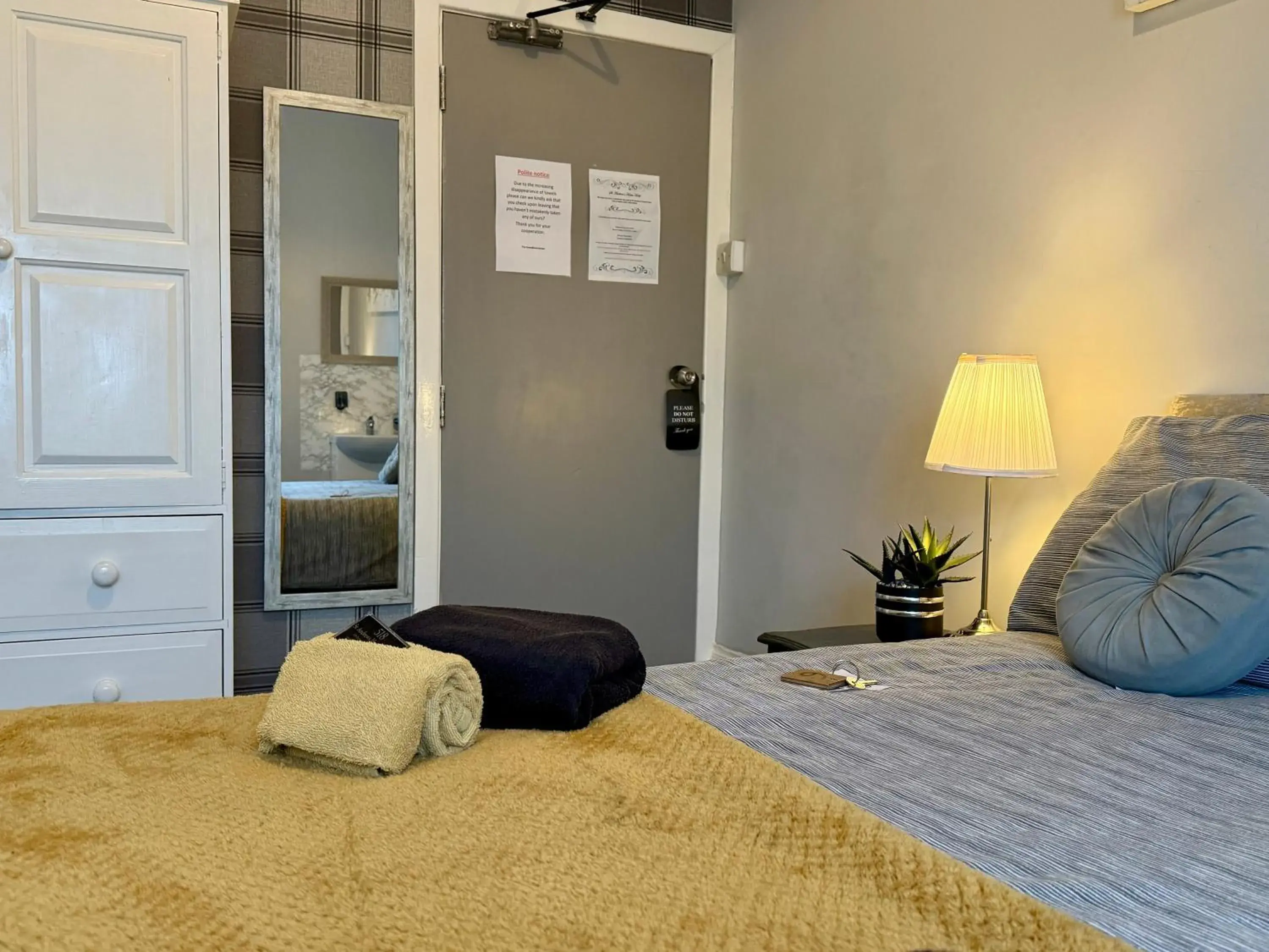 Double Room with Shared Bathroom (Room 6) in St Andrews house Hotel Double Room with Shared Bathroom (Room 6) in St Andrews house Hotel