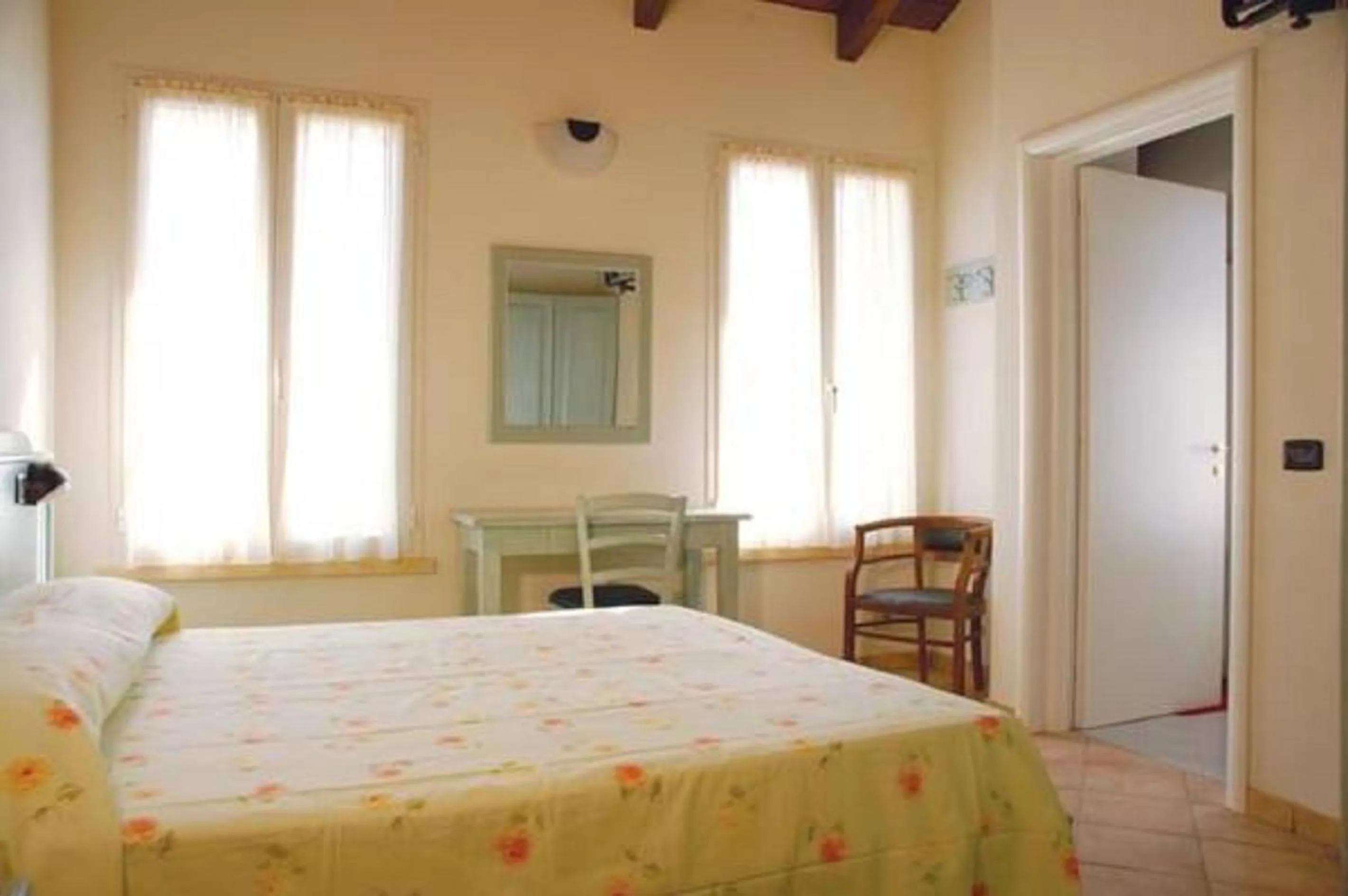 Photo of the whole room, Bed in Albergo del Po