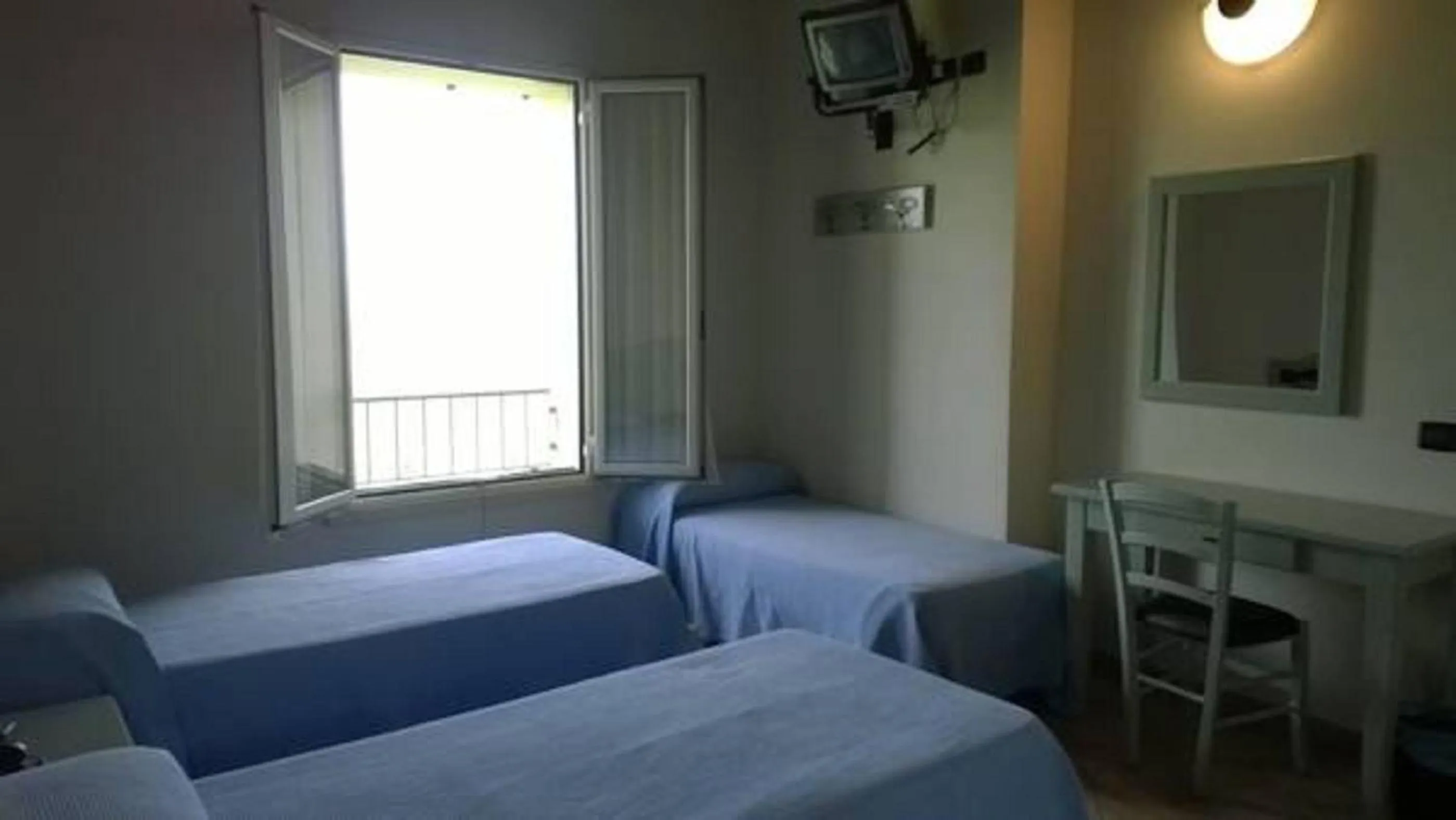 Photo of the whole room, Bed in Albergo del Po