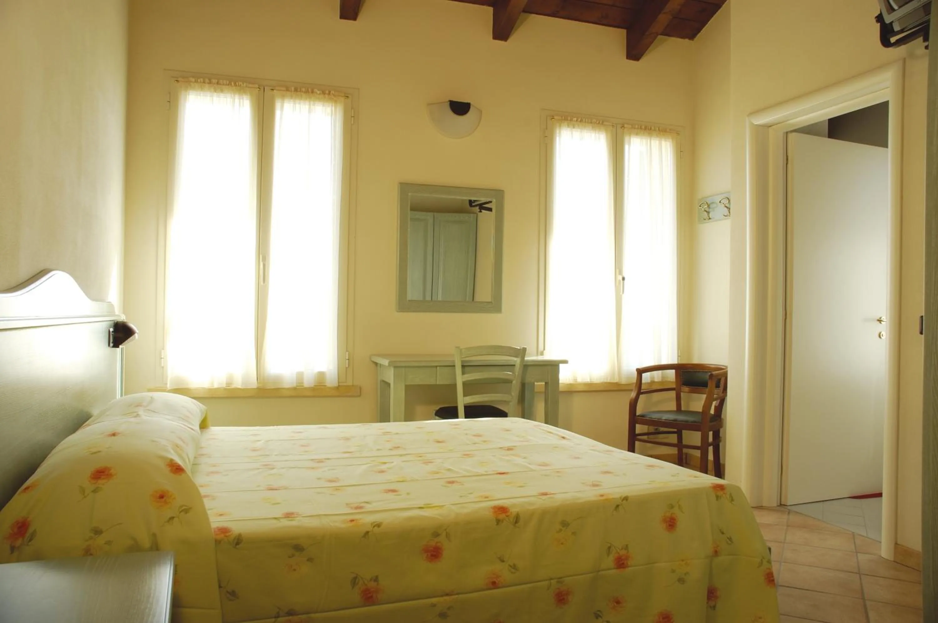 Photo of the whole room, Bed in Albergo del Po