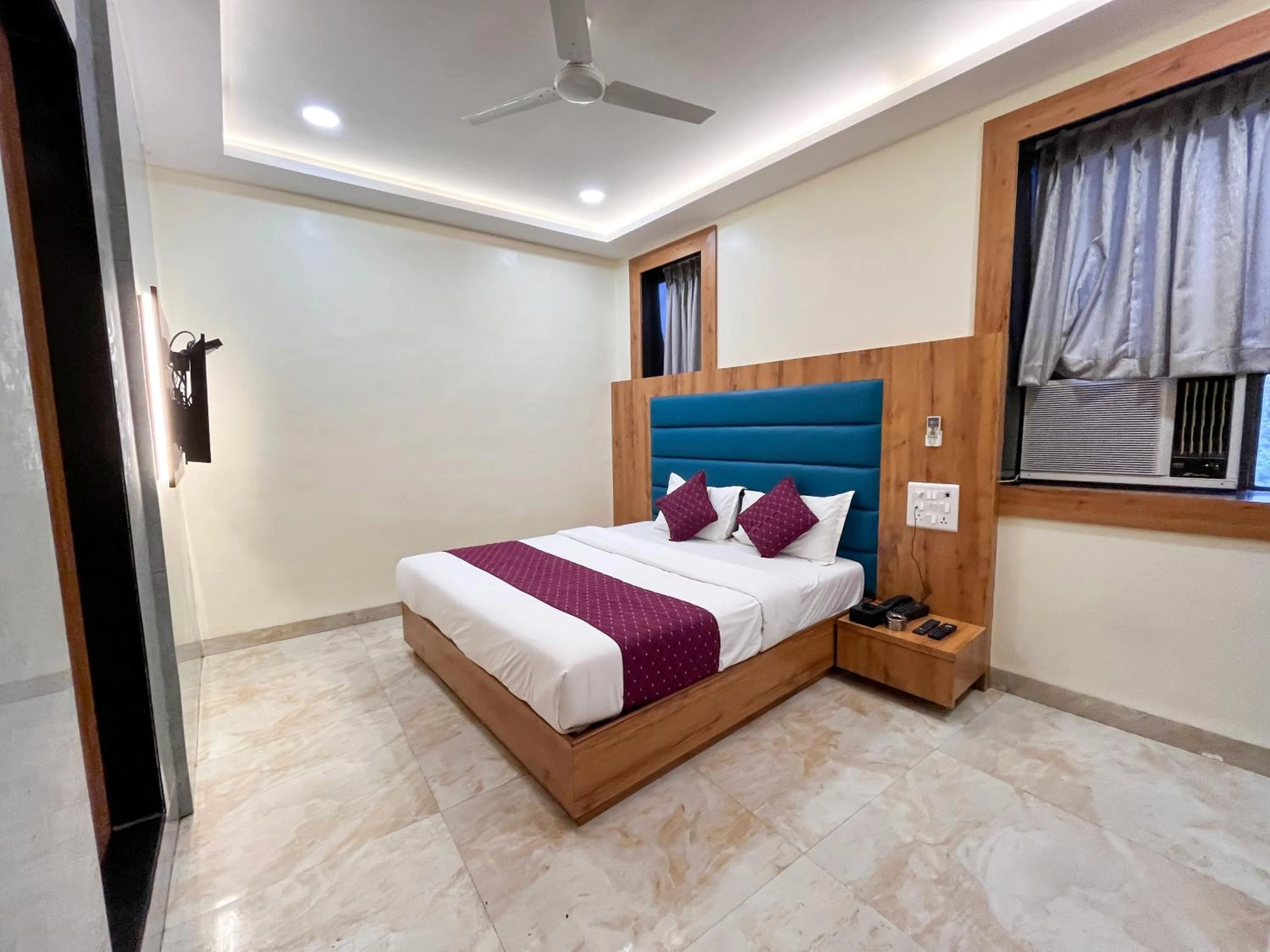 Photo of the whole room, Bed in Hotel National - Grant Road