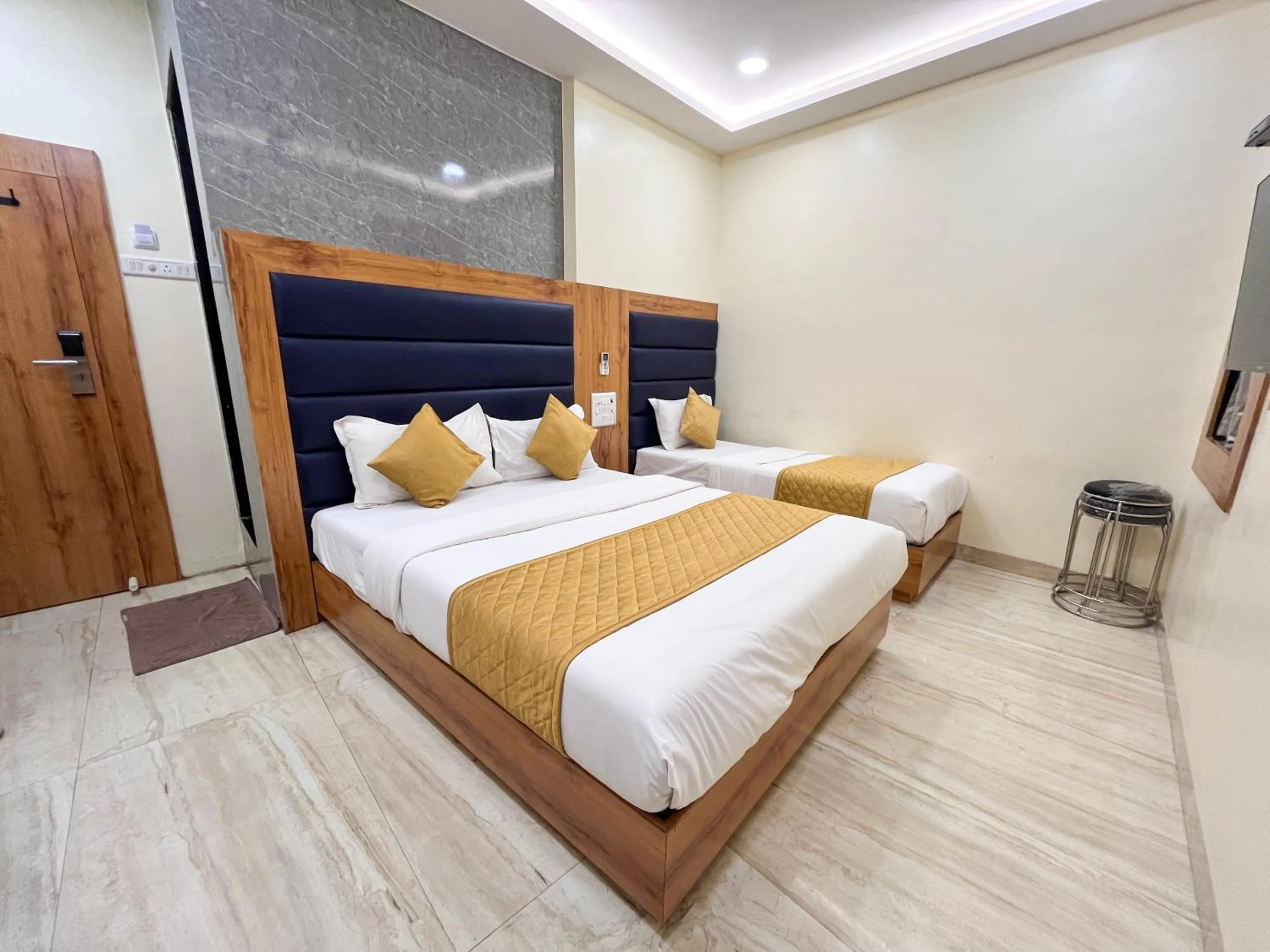 Photo of the whole room, Bed in Hotel National - Grant Road