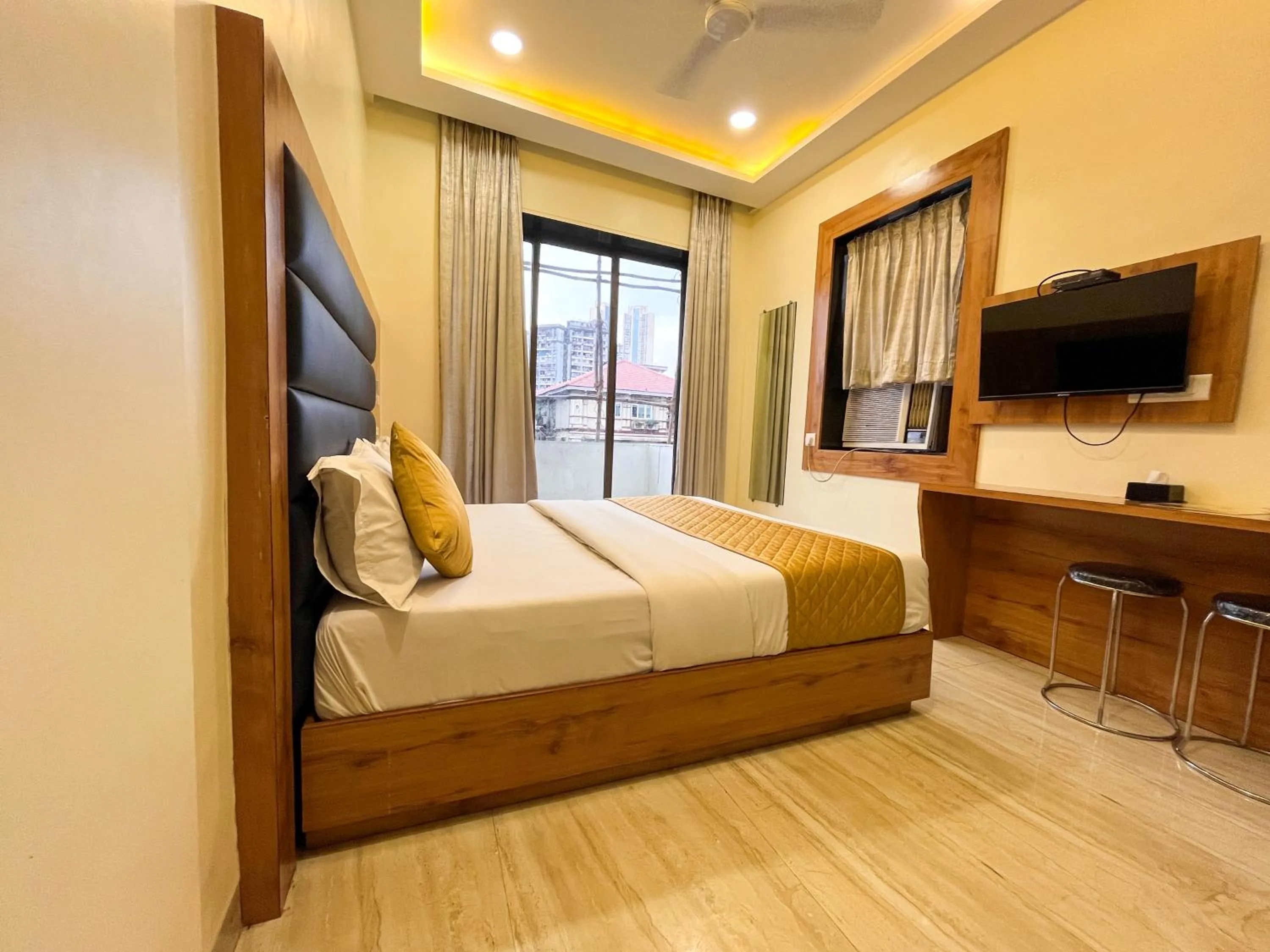 Photo of the whole room, Bed in Hotel National - Grant Road