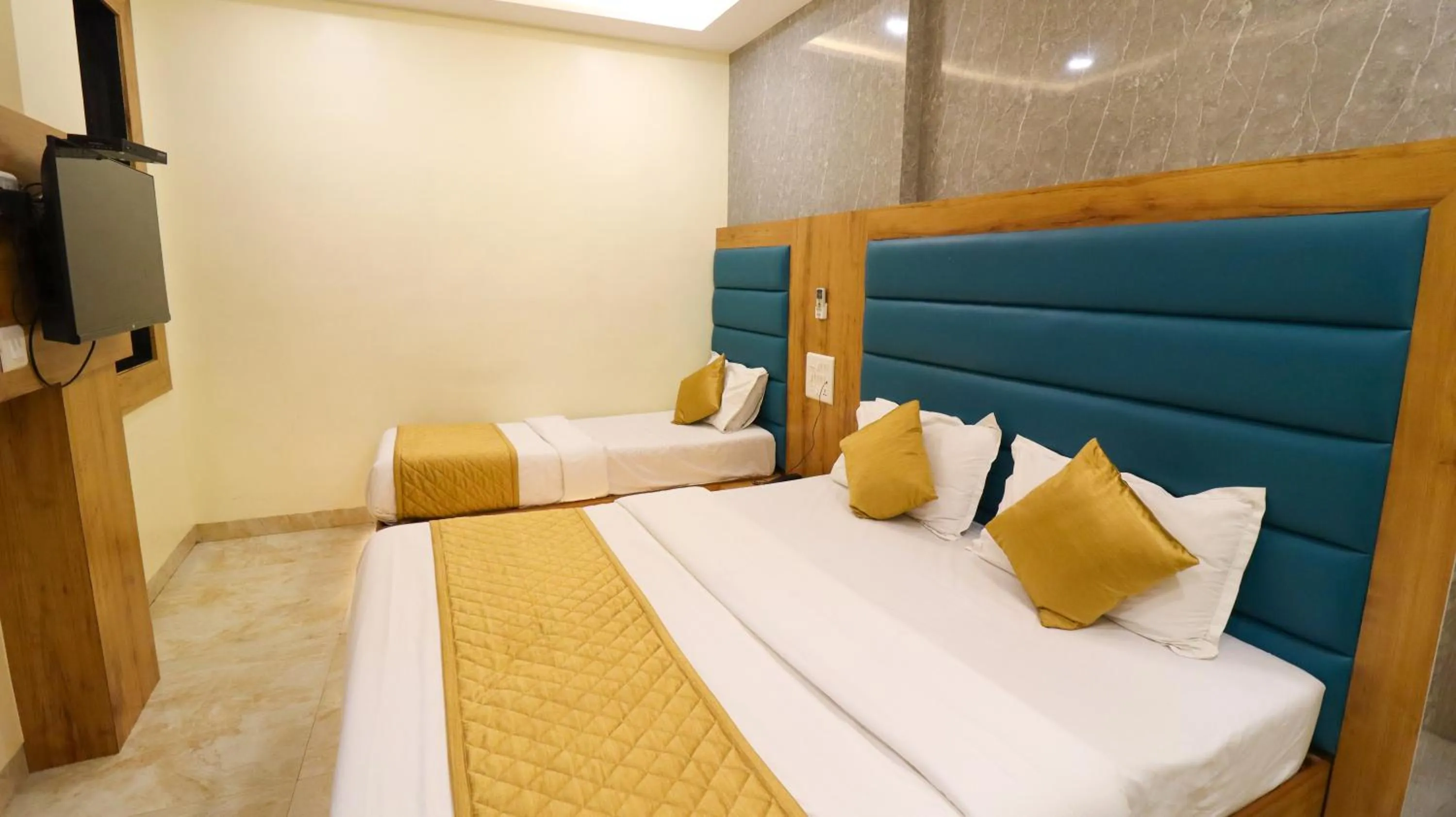 Photo of the whole room, Bed in Hotel National - Grant Road