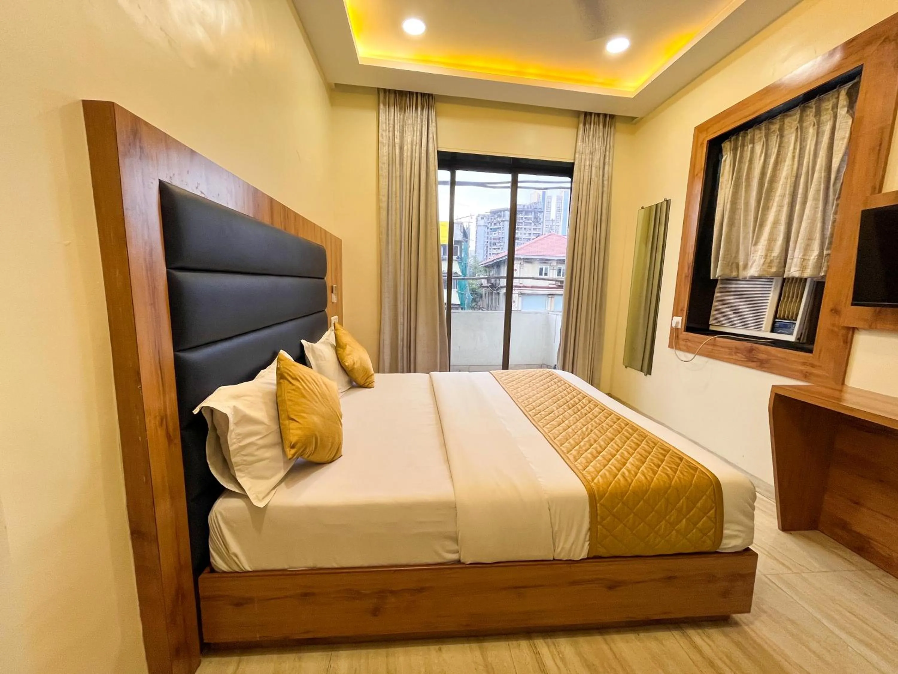 Bedroom, Bed in Hotel National - Grant Road