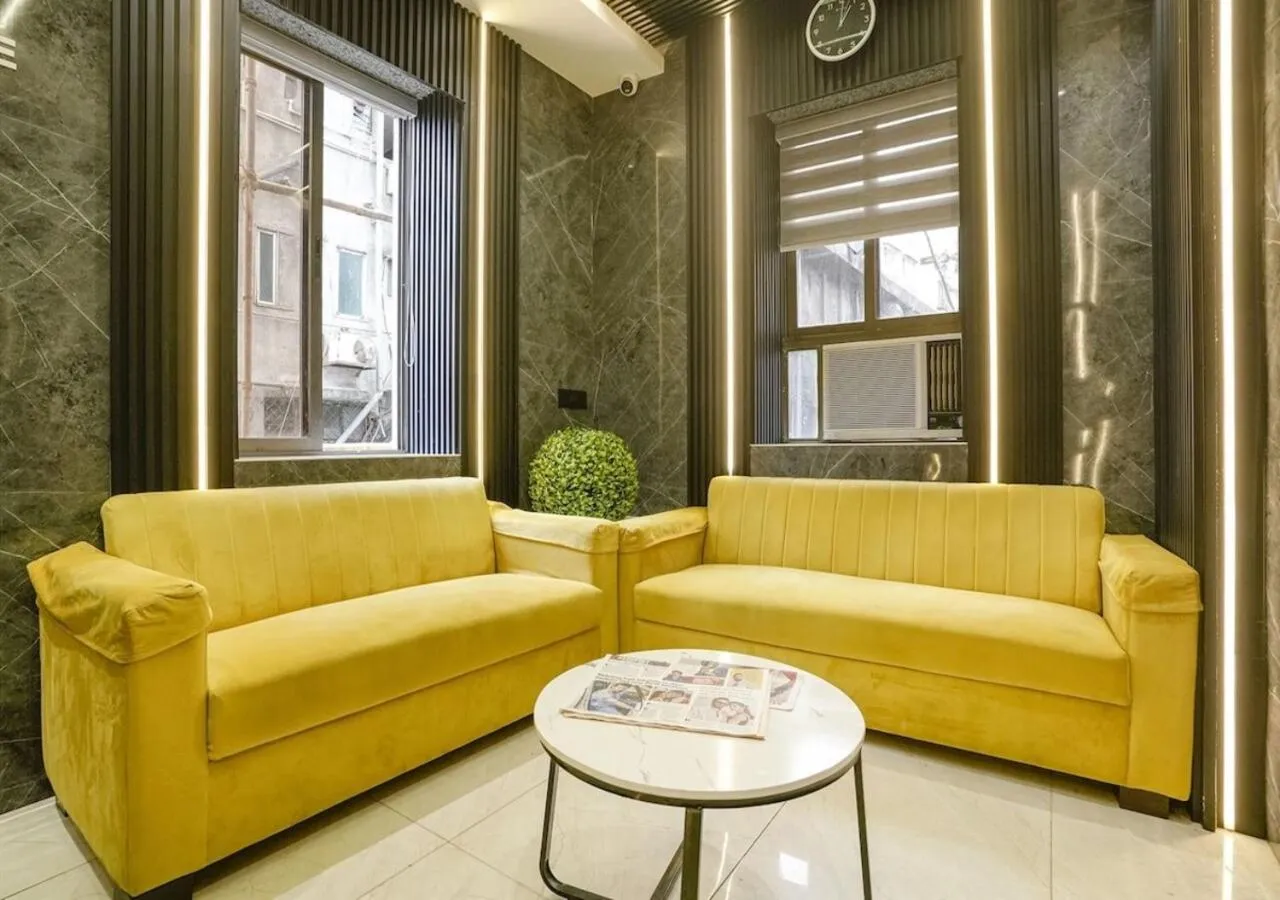 Seating area in Hotel National - Grant Road