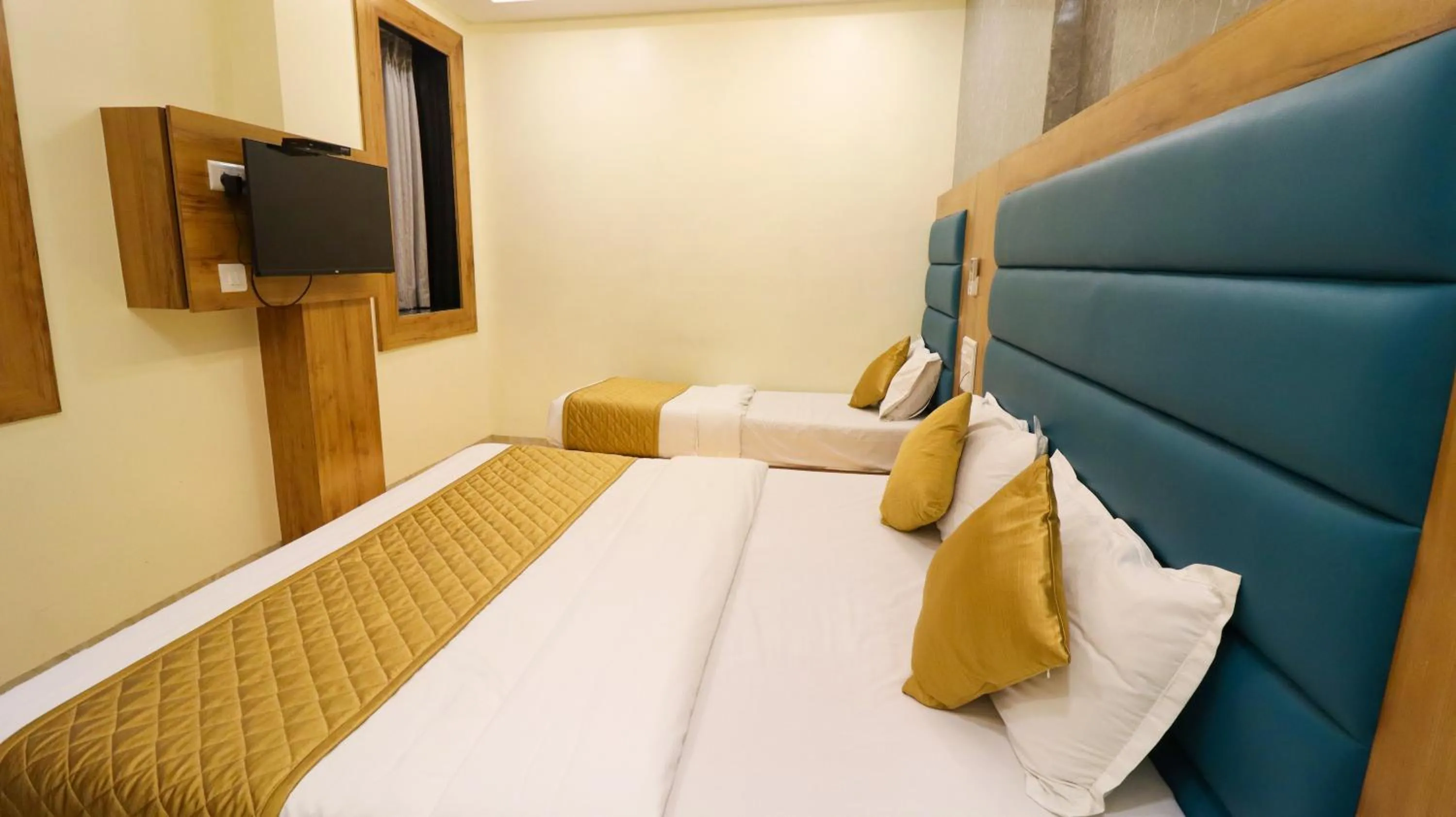 Photo of the whole room, Bed in Hotel National - Grant Road