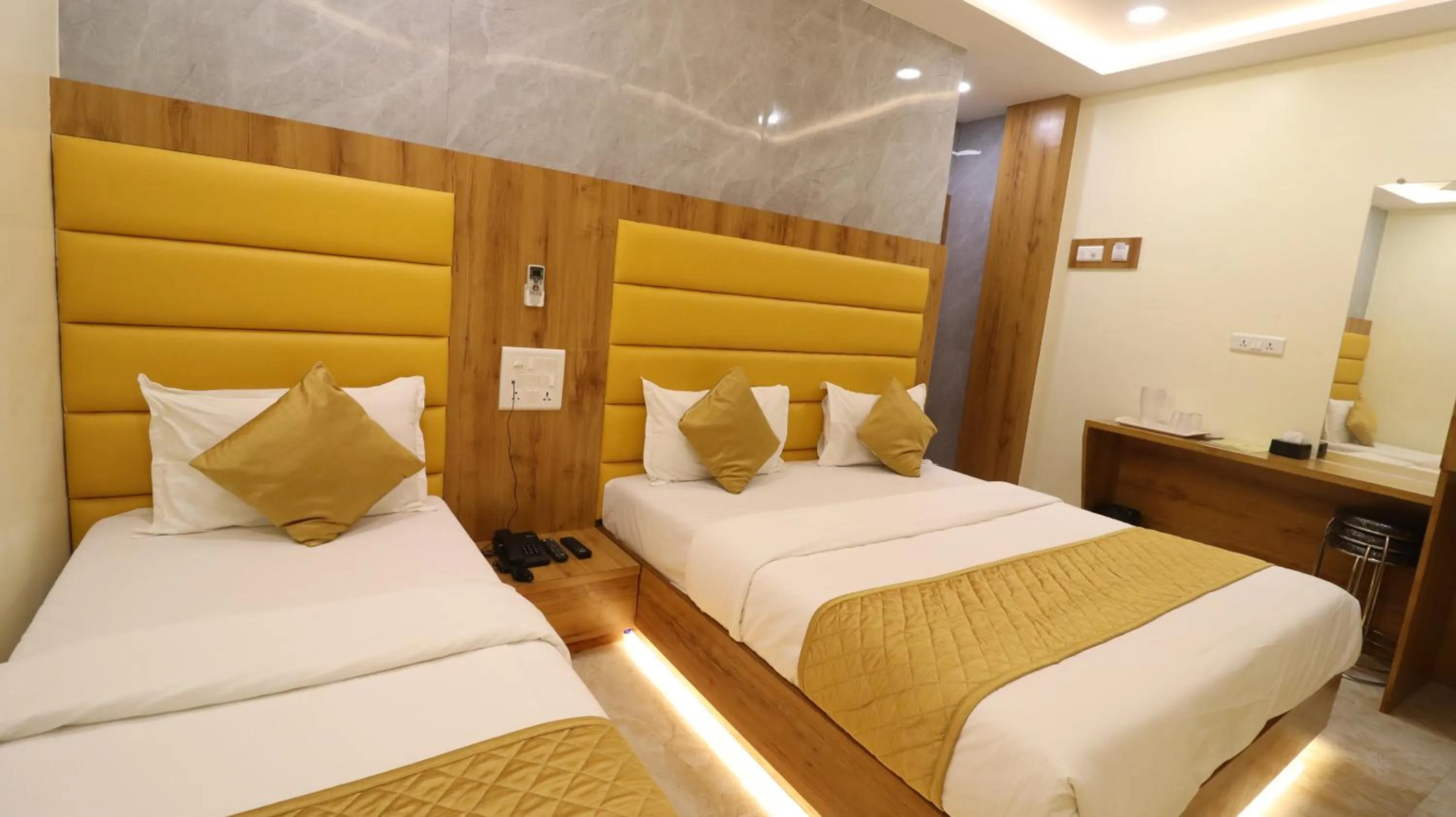 Bedroom, Bed in Hotel National - Grant Road