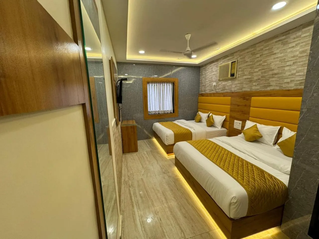 Bedroom, Bed in Hotel National - Grant Road