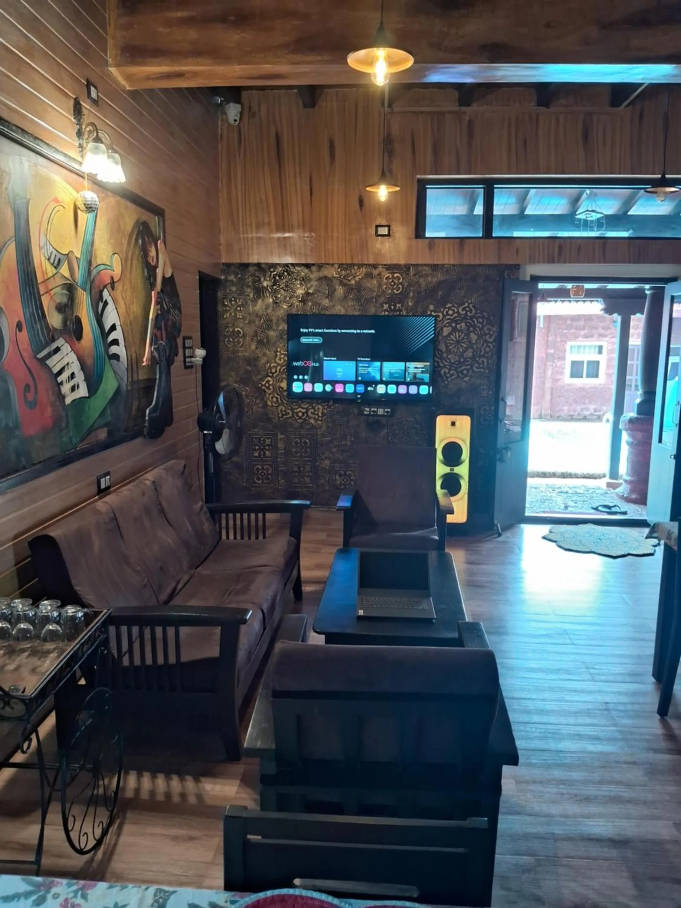 Communal lounge/ TV room in Mudra beach villa Gokarna