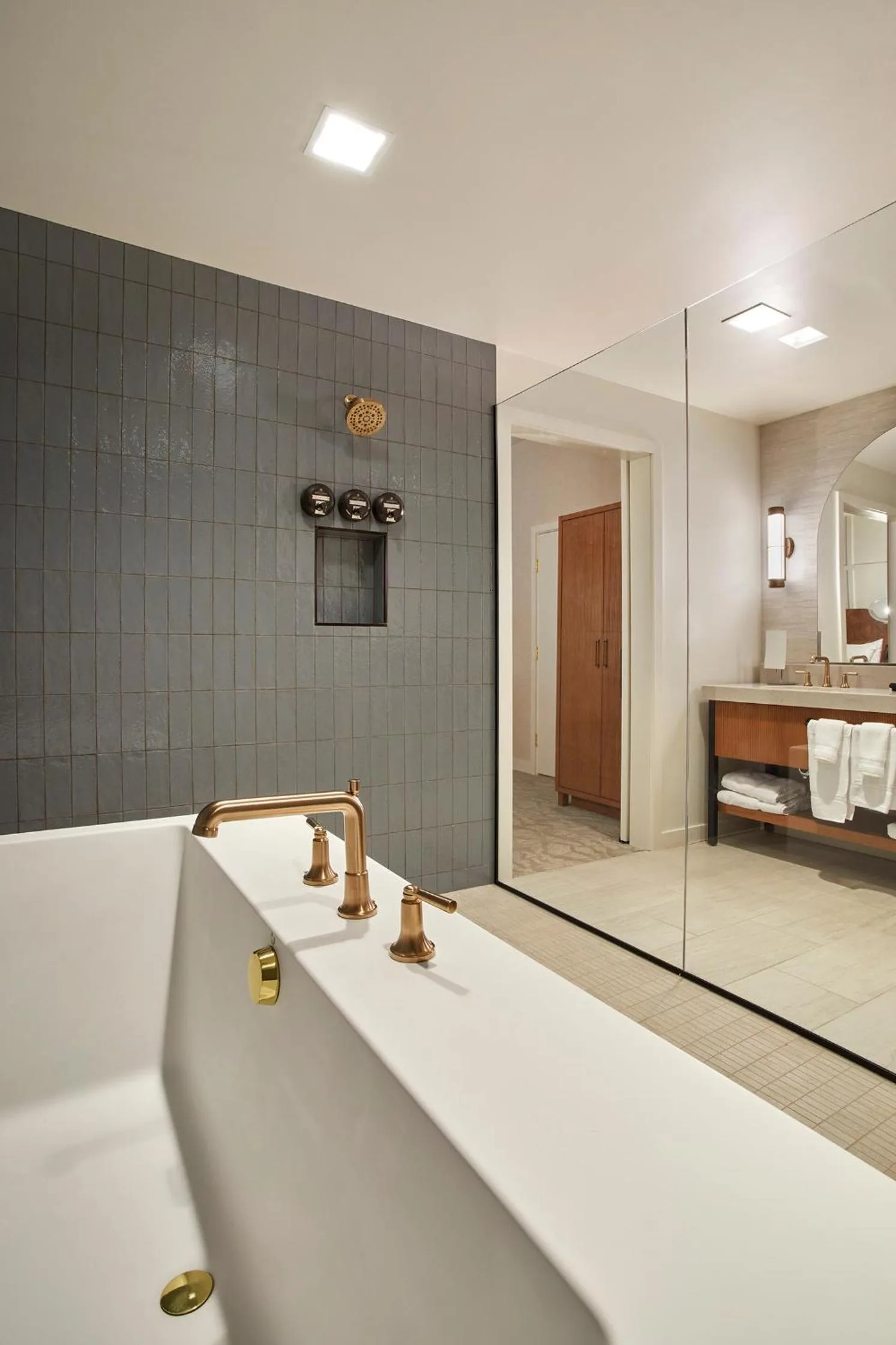 Bathroom, Bed in Hotel Brookmere & Arbor Spa