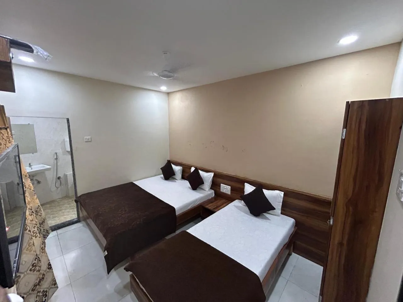 Bed in Hotel Samruddhi Residency