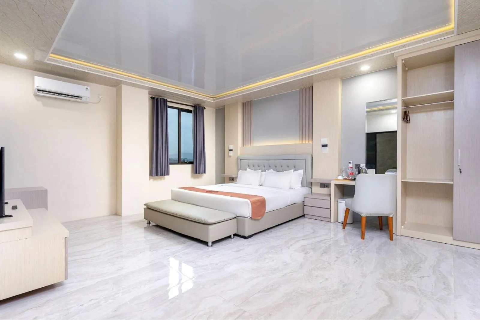 Bed in Grand Valonia Hotel Cafe & Park Jember