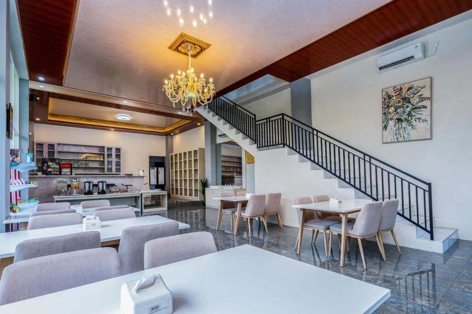 Lounge or bar in Grand Valonia Hotel Cafe & Park Jember