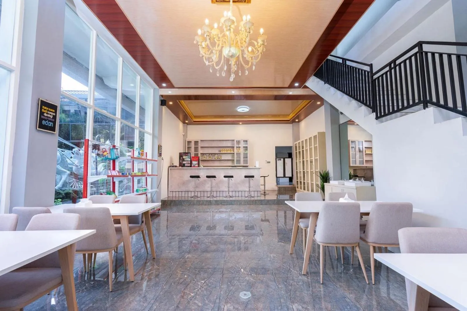 Lounge or bar in Grand Valonia Hotel Cafe & Park Jember