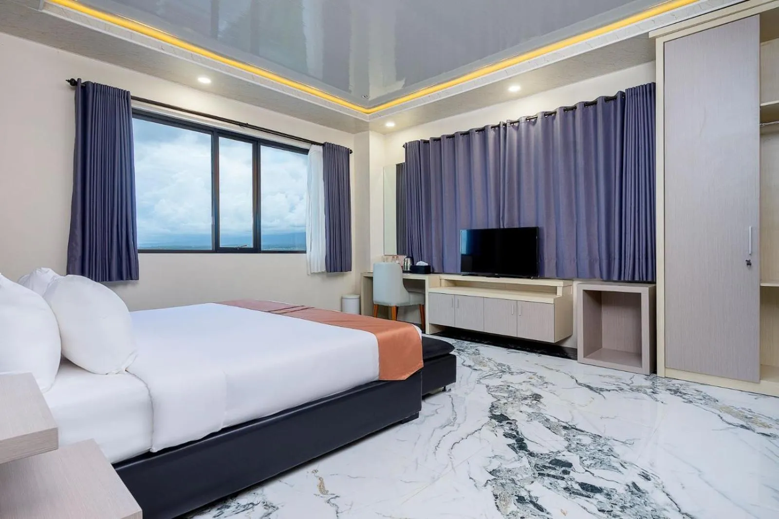 Bed in Grand Valonia Hotel Cafe & Park Jember