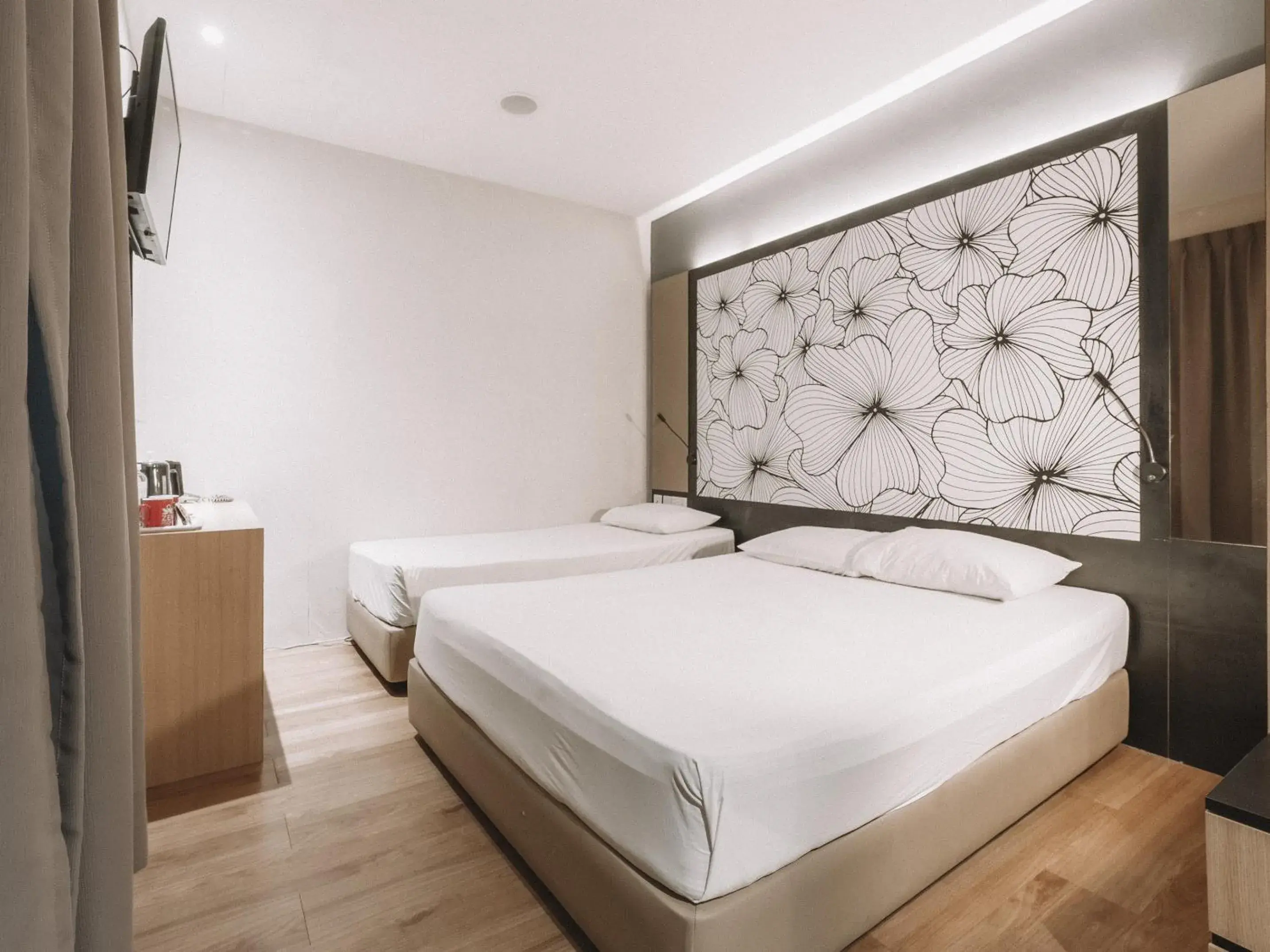 Family, Window in Hi Hotel Dot Family, Window in Hi Hotel Dot