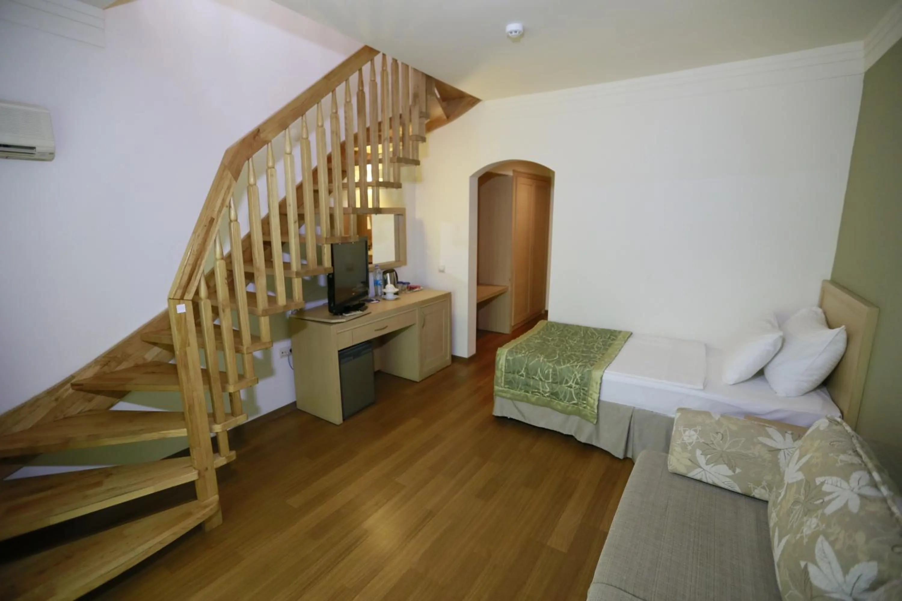 Living room, Bed in Turunc Resort Hotel