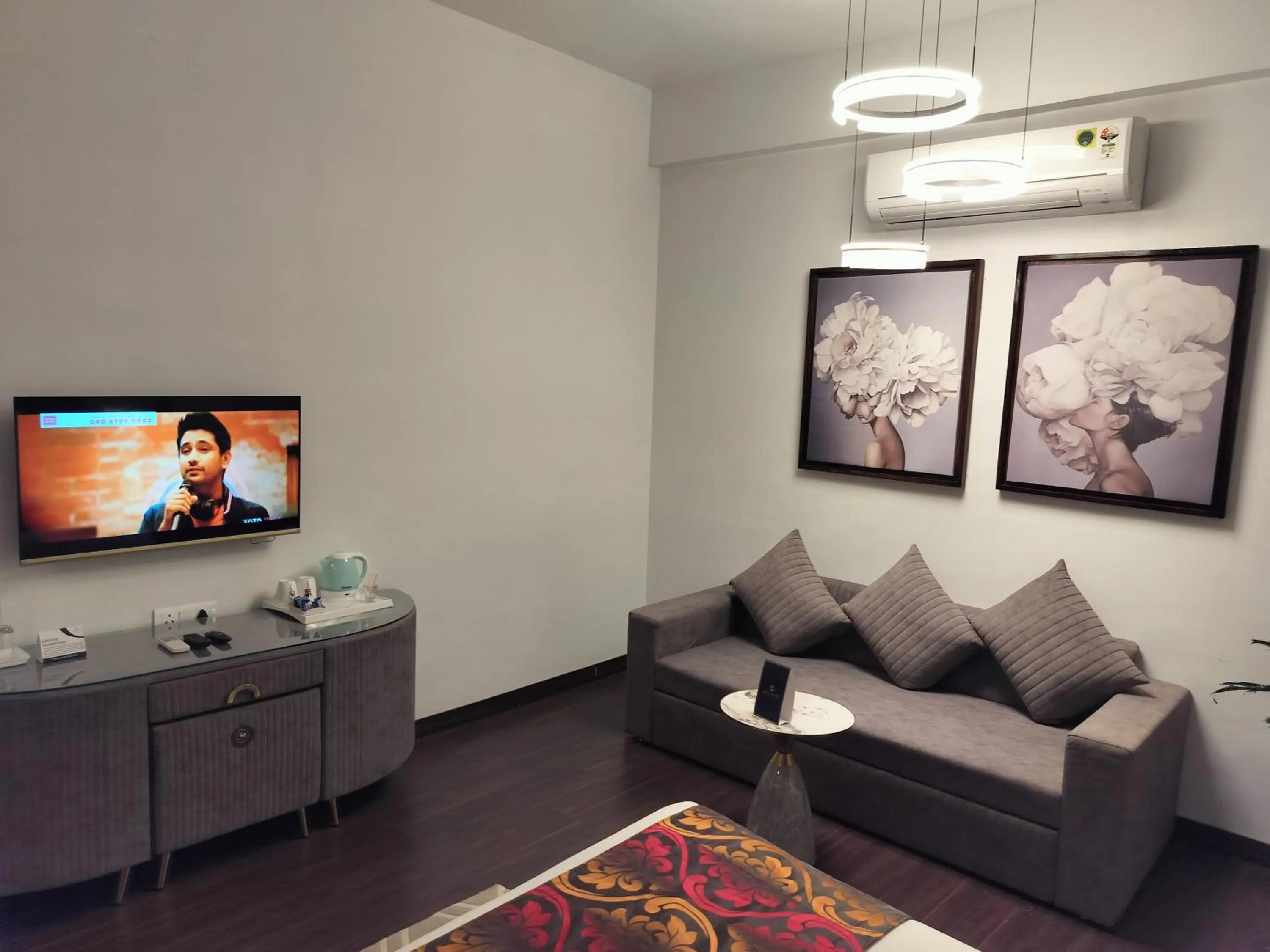 Living room in Bel-La Monde Hotel NH8 at 6km from IGI Airport Delhi