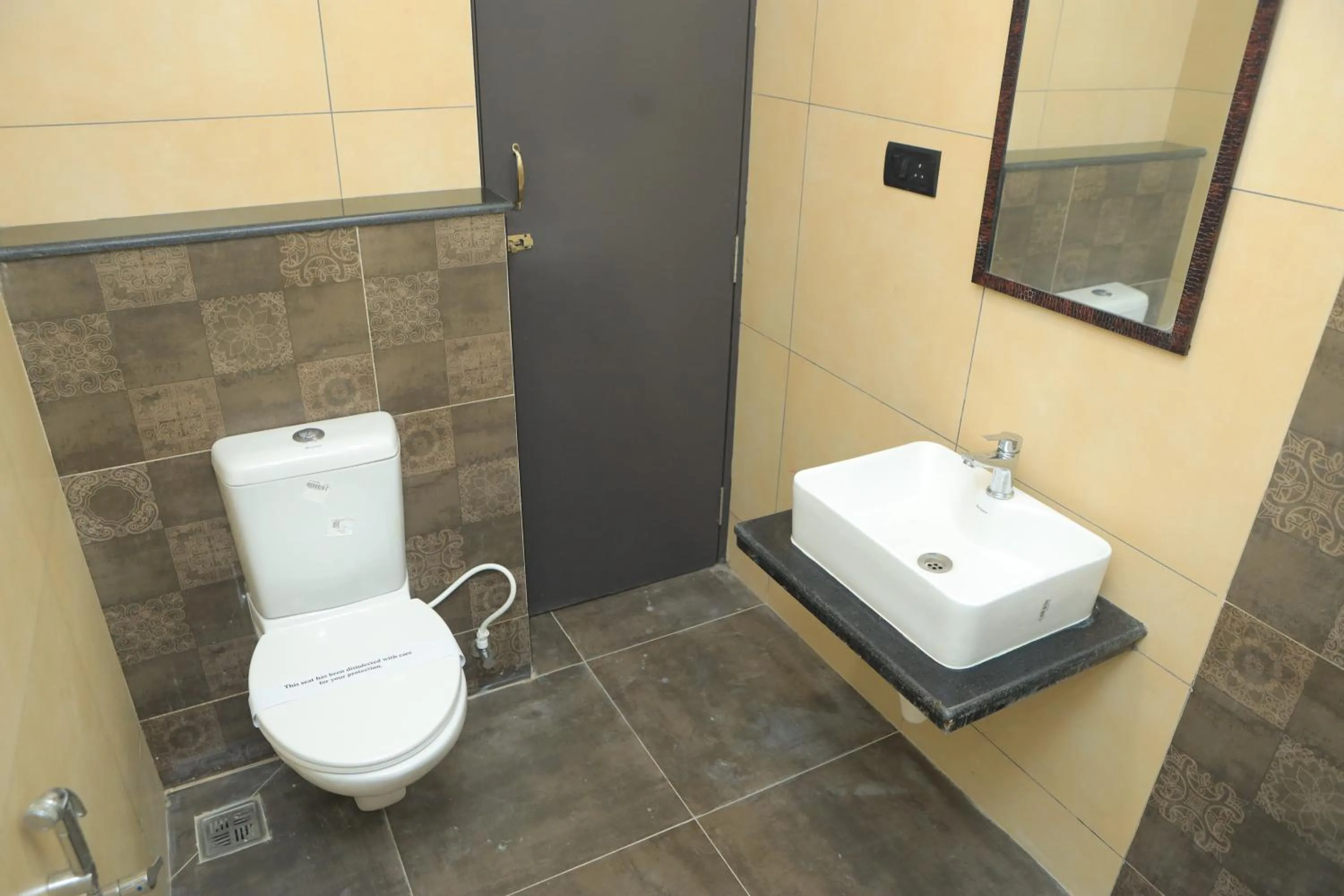 Toilet in KANS ONE - Hotel & Banquets