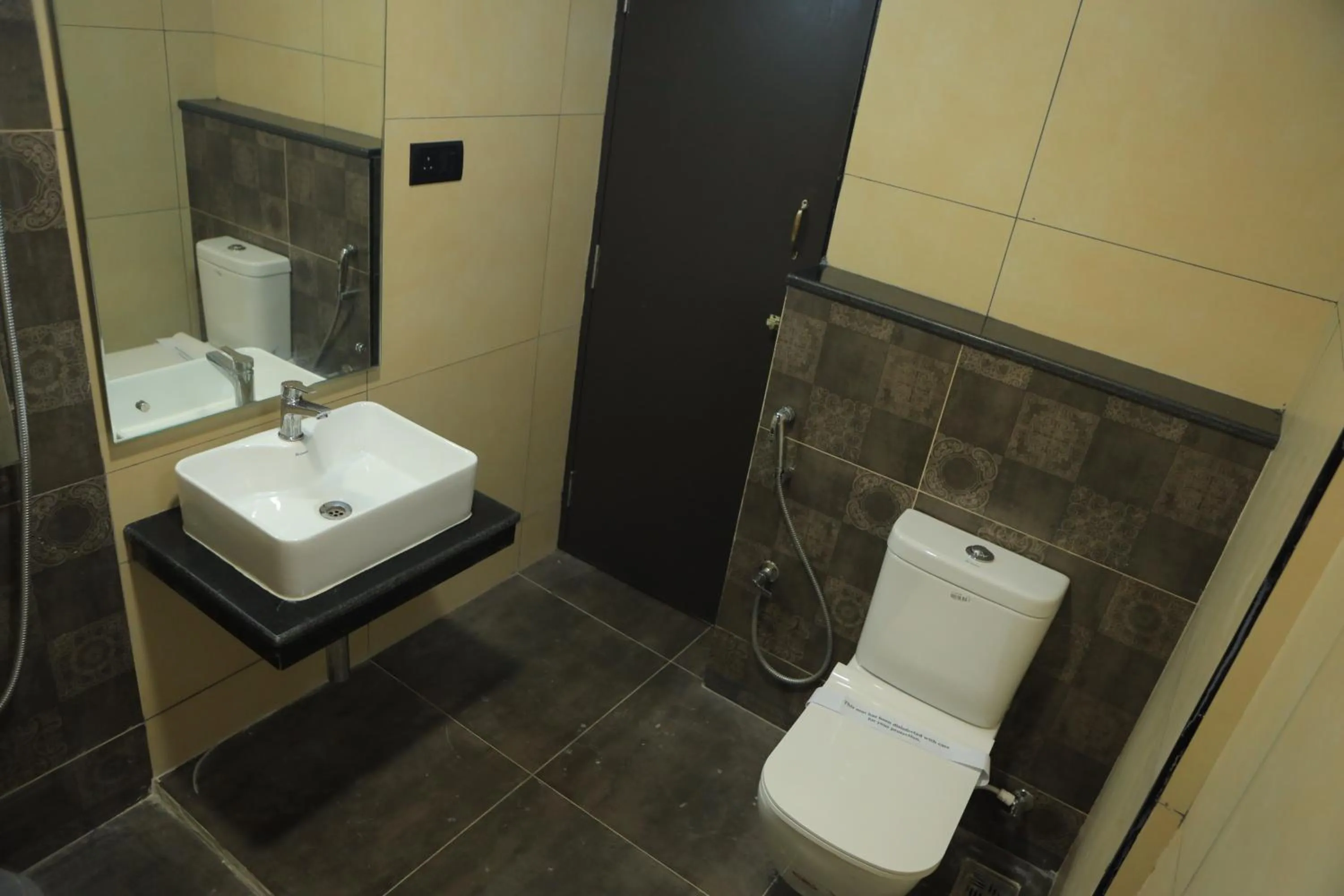 Toilet in KANS ONE - Hotel & Banquets