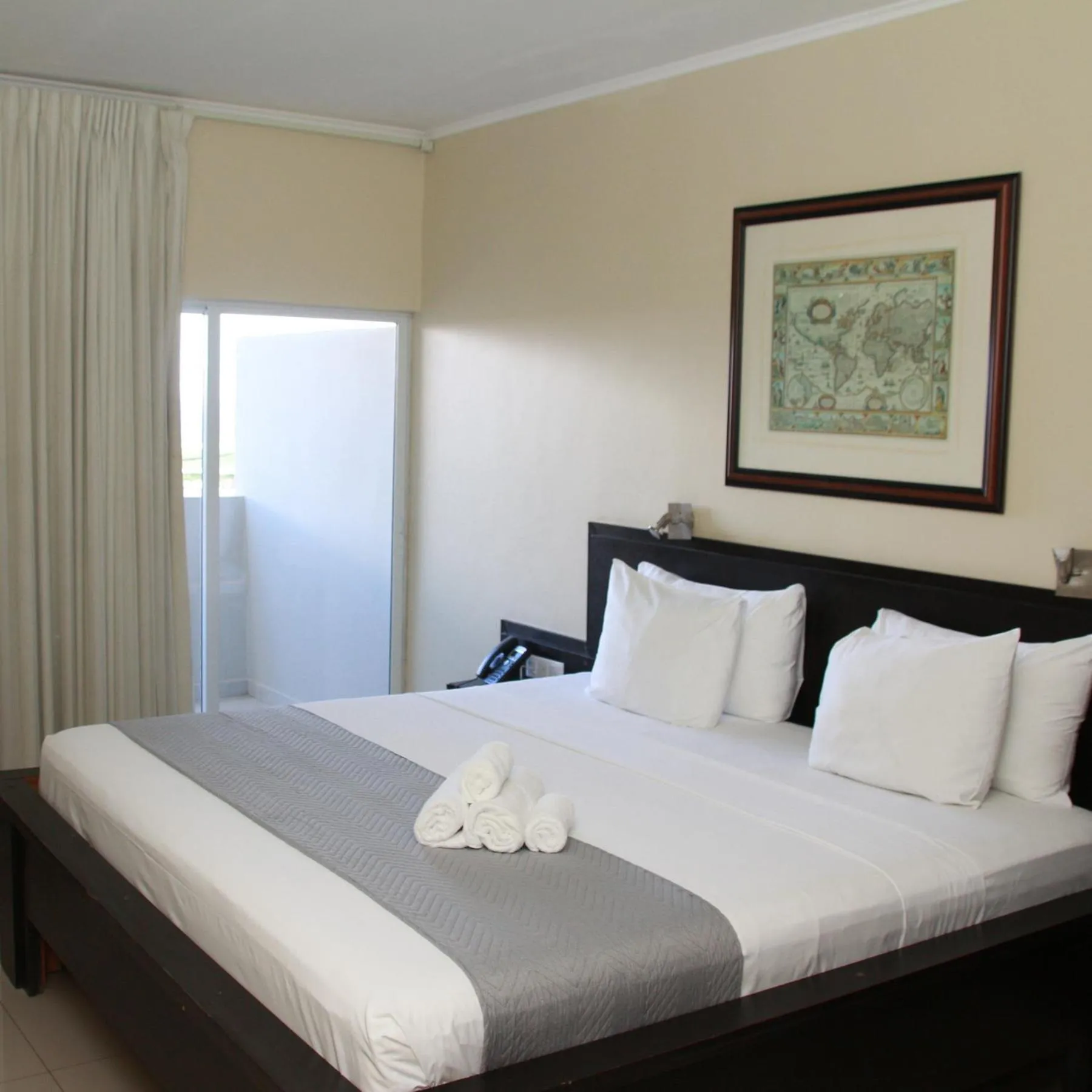 Bedroom, Bed in Curacao Airport Hotel