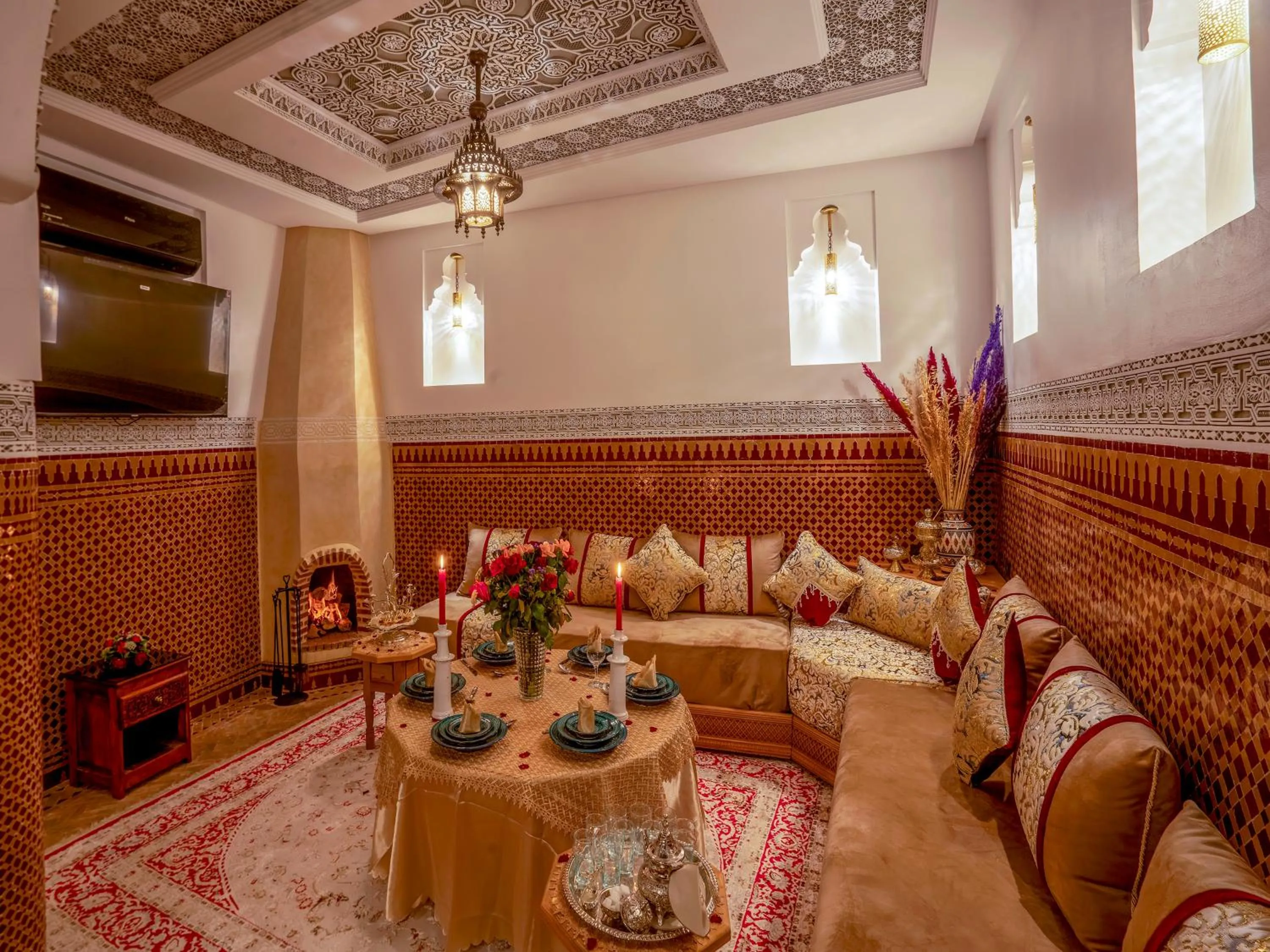 Communal lounge/ TV room in Riad Le Nid De Fatima
