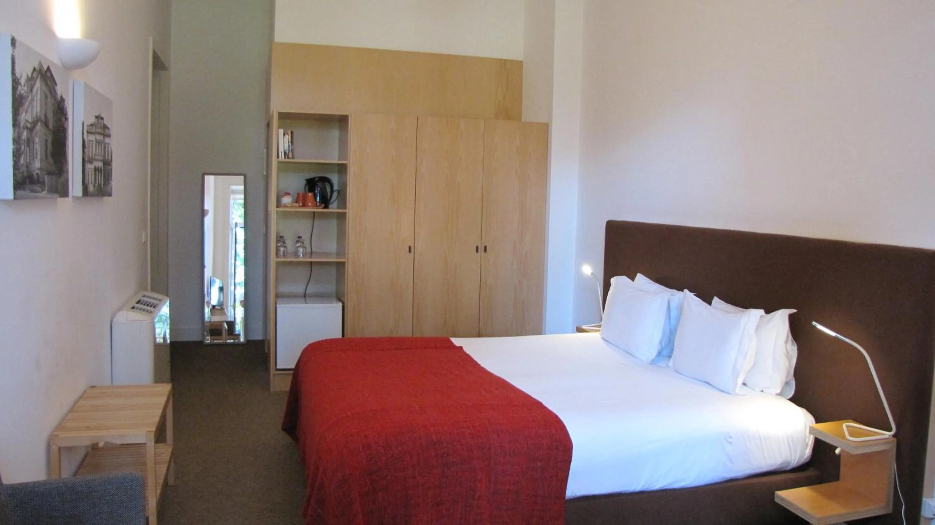 Photo of the whole room, Bed in Koolhouse Porto