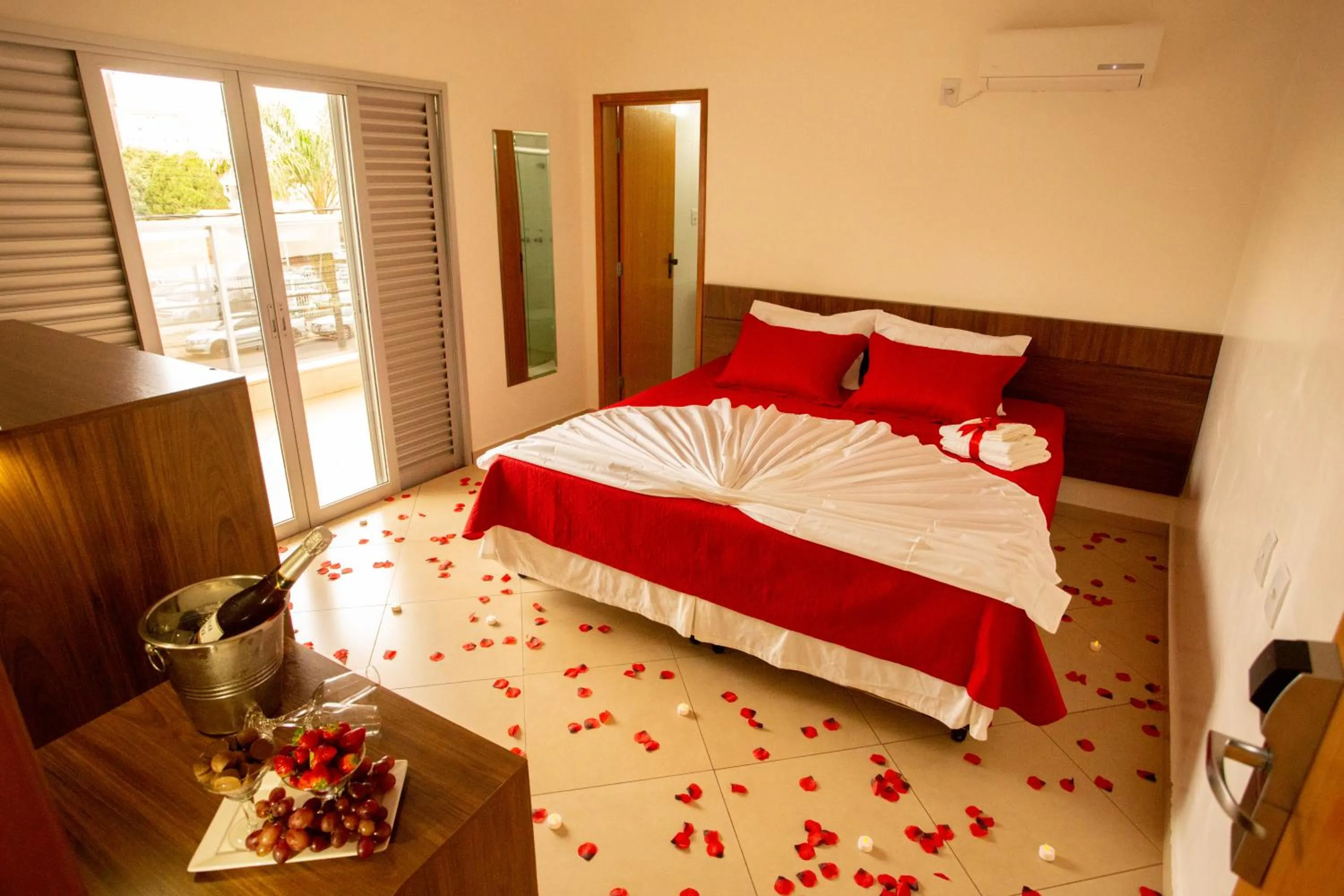 Photo of the whole room, Bed in Carlton Plaza Torre