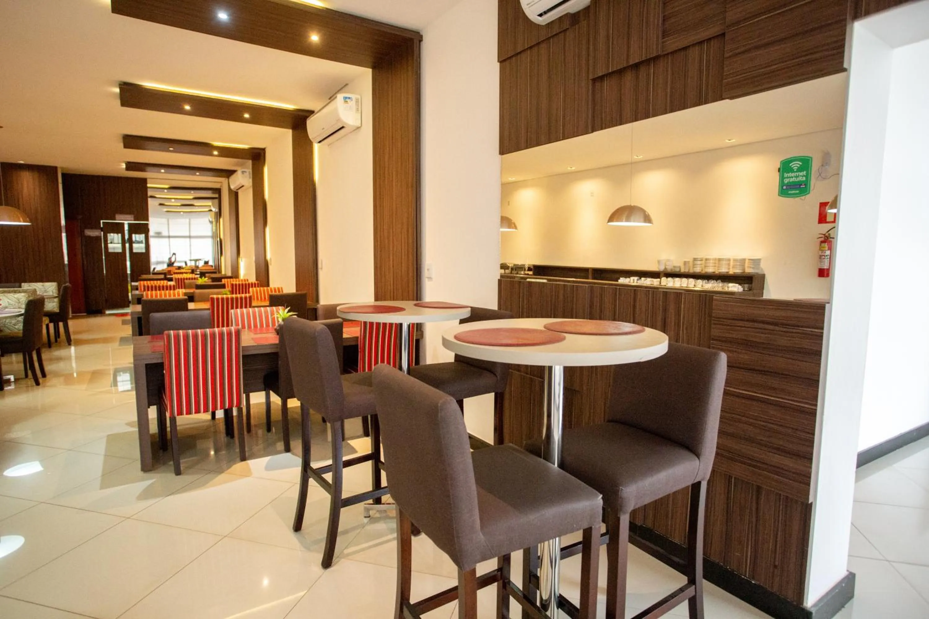 Restaurant/places to eat in Carlton Plaza Torre