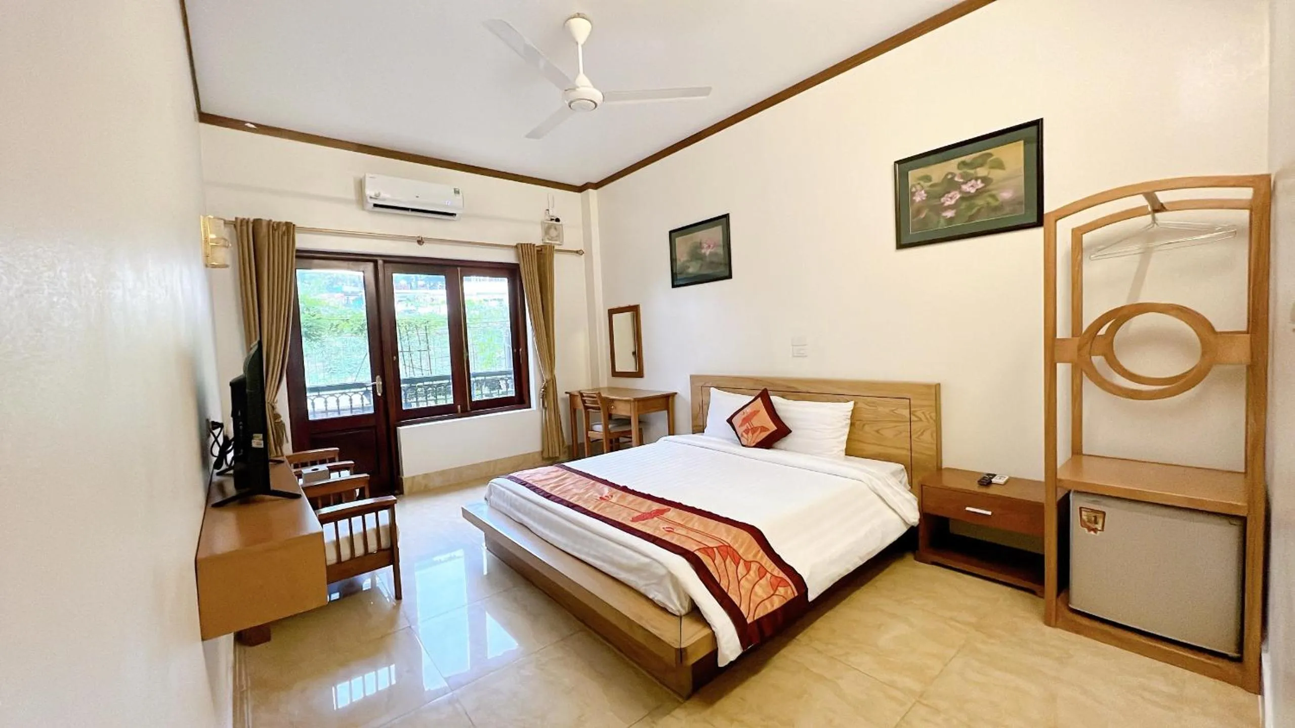 Bedroom, Bed in Gia Le Hotel