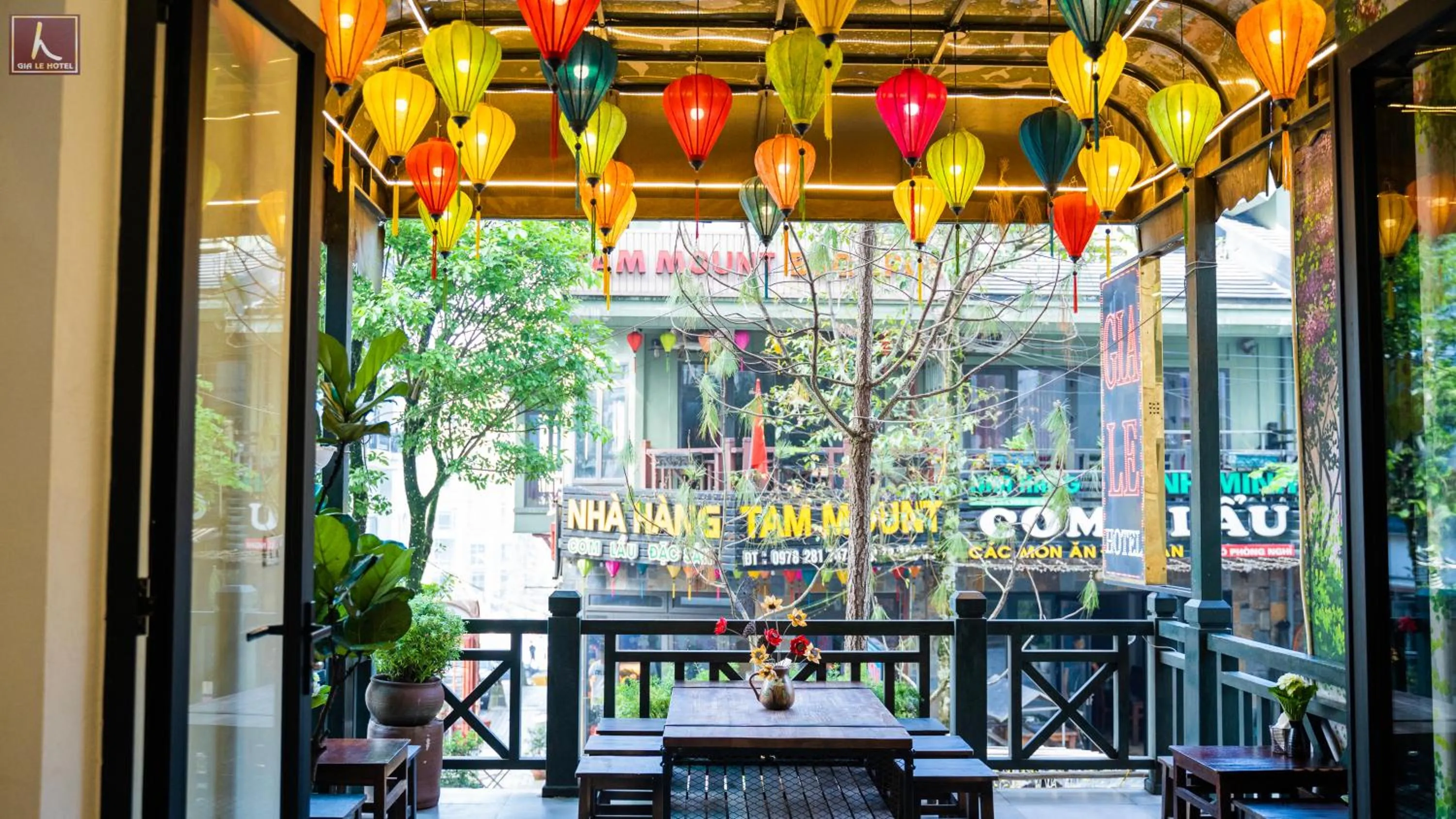 Restaurant/places to eat in Gia Le Hotel