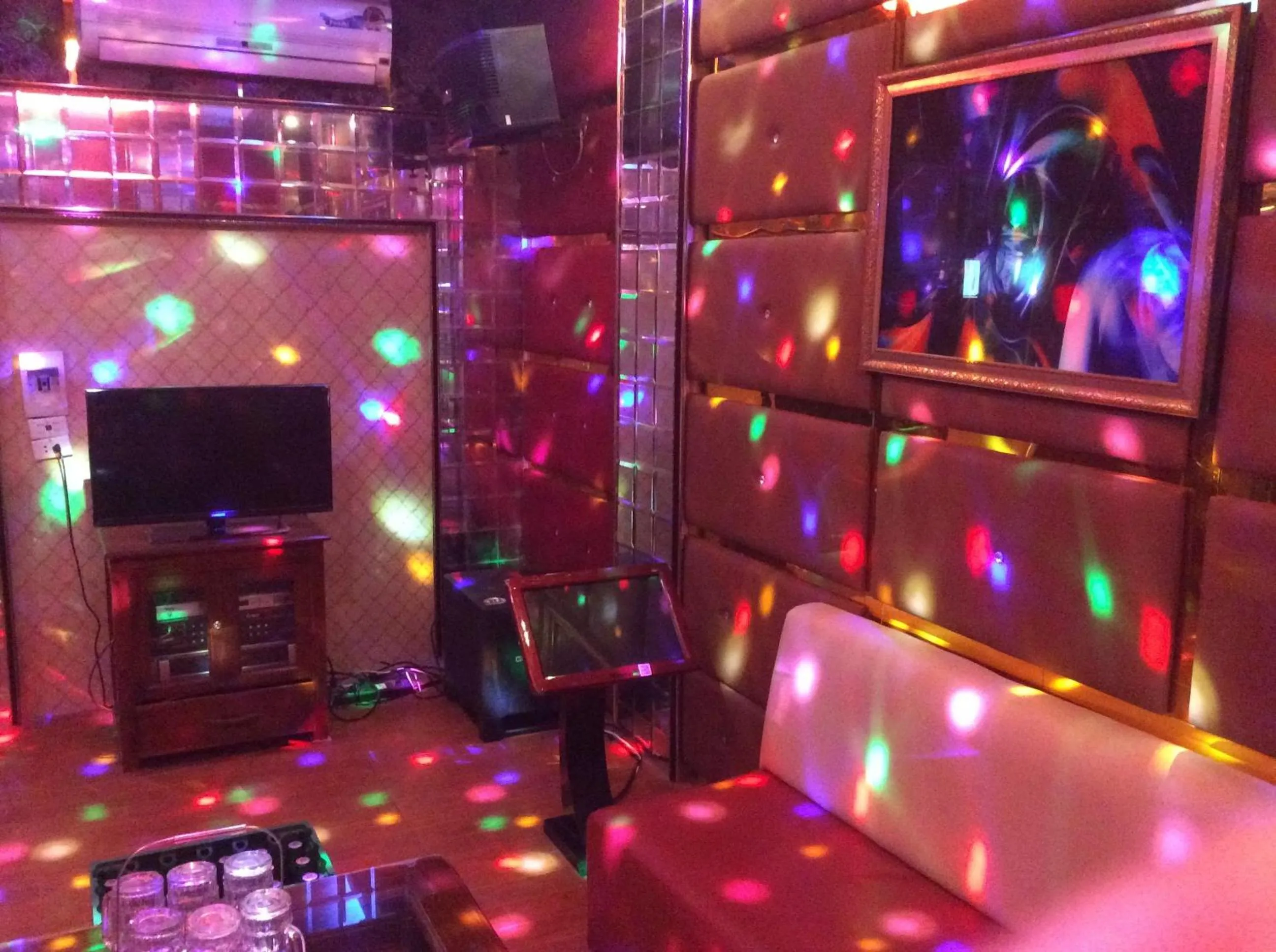 Karaoke in Thang Loi Tam Dao Hotel